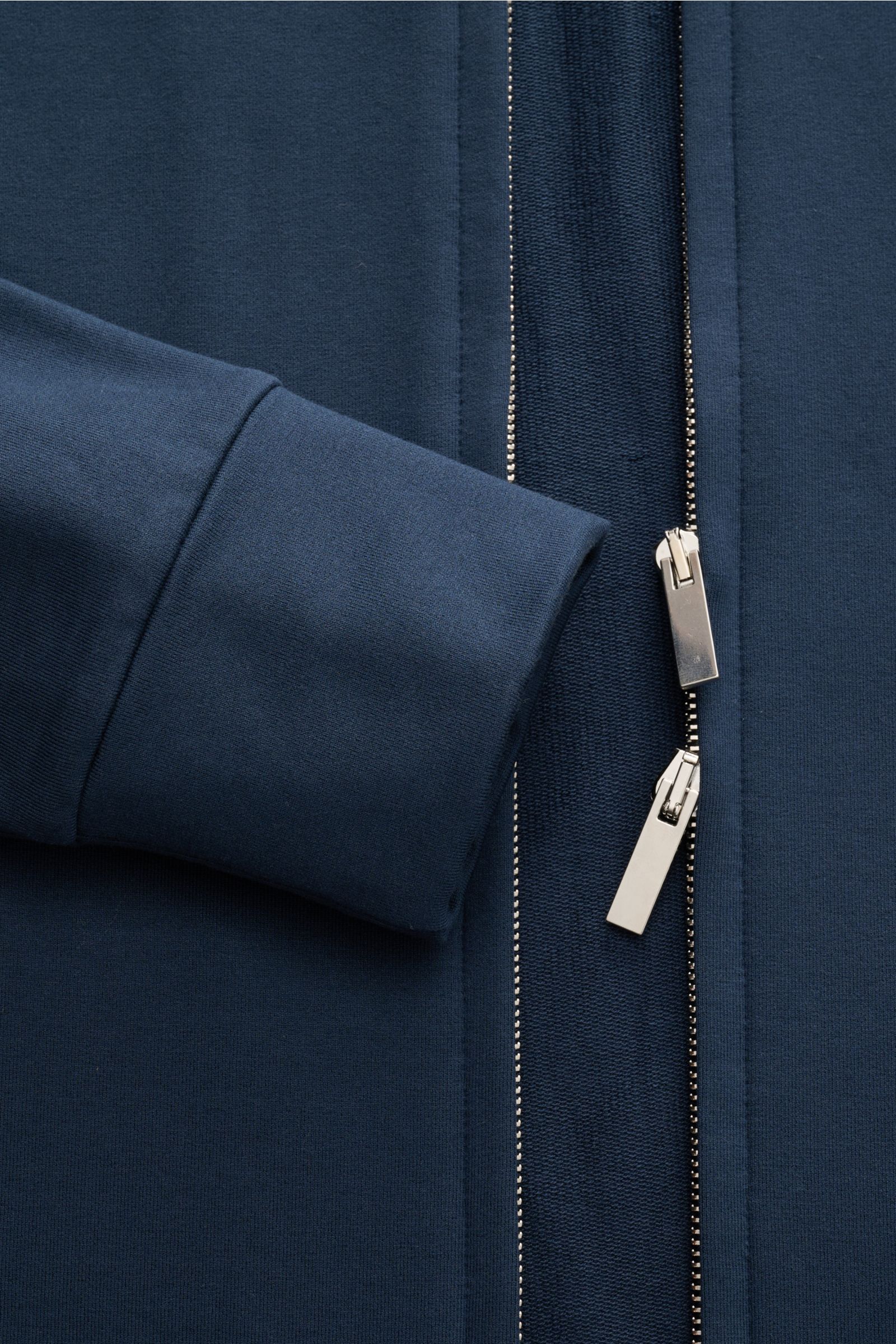 Nahaufnahme der Stefan Brandt Sweatjacke 'Joseph' navy von vorne, zeigt Sweat aus reiner Pima-Baumwolle, komfortablen Stretch, geschmeidigen Griff, leichte Qualität, Slim Fit, silberfarbenen Zwei-Wege-Reißverschluss, hochschließenden Stehkragen, schräge L