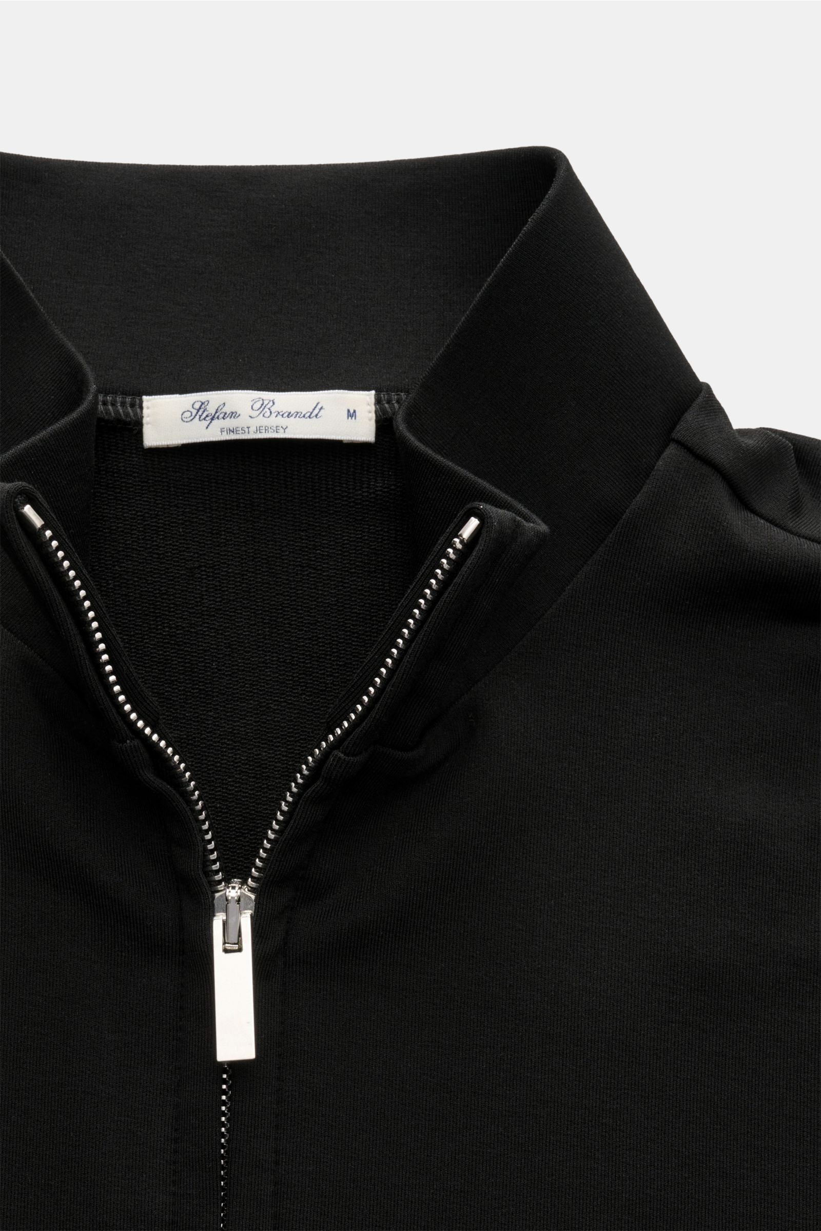 Stefan Brandt Sweatjacke 'Joseph' schwarz, Nahaufnahme von oben, Sweat aus reiner Pima-Baumwolle, komfortabler Stretch, Slim Fit, silberfarbener Zwei-Wege-Reißverschluss, hoch schließender Stehkragen, schräge Leistentaschen, breite, flexible Bündchen, ges