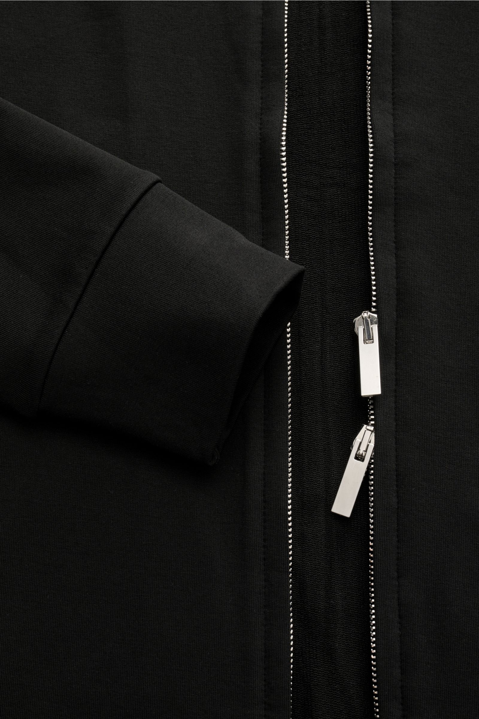 Schwarze Stefan Brandt Sweatjacke 'Joseph' Slim Fit, Pima-Baumwolle, Stretch, silberner Zwei-Wege-Reißverschluss, Bündchen, Detail frontal.