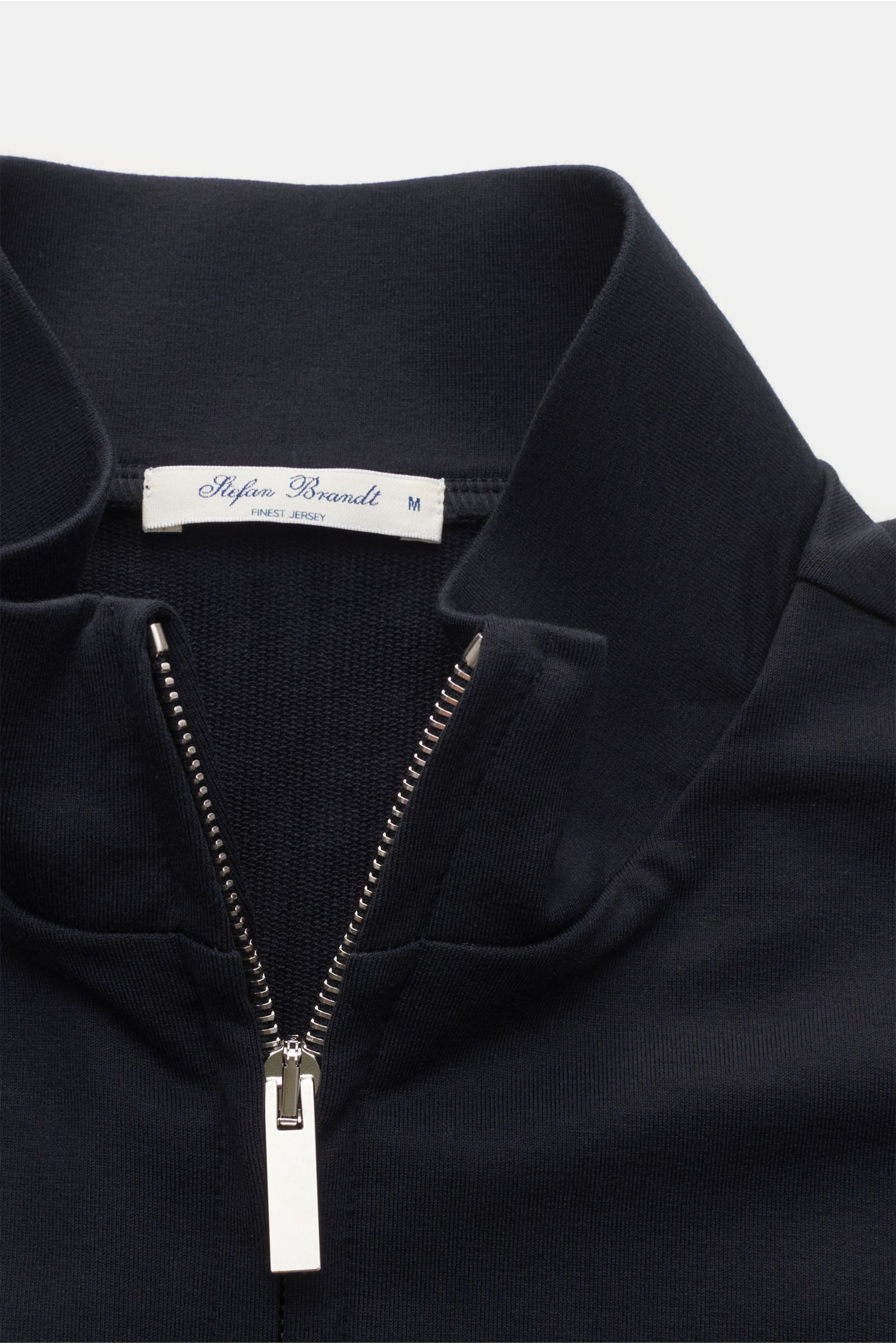 Stefan Brandt Sweatjacke 'Joseph' dark navy, Nahaufnahme von oben, Sweat aus reiner Pima-Baumwolle, Stretch, Slim Fit, silberfarbener Zwei-Wege-Reißverschluss, Stehkragen, schräge Leistentaschen, breite Bündchen, leichte Qualität, geschmeidiger Griff.