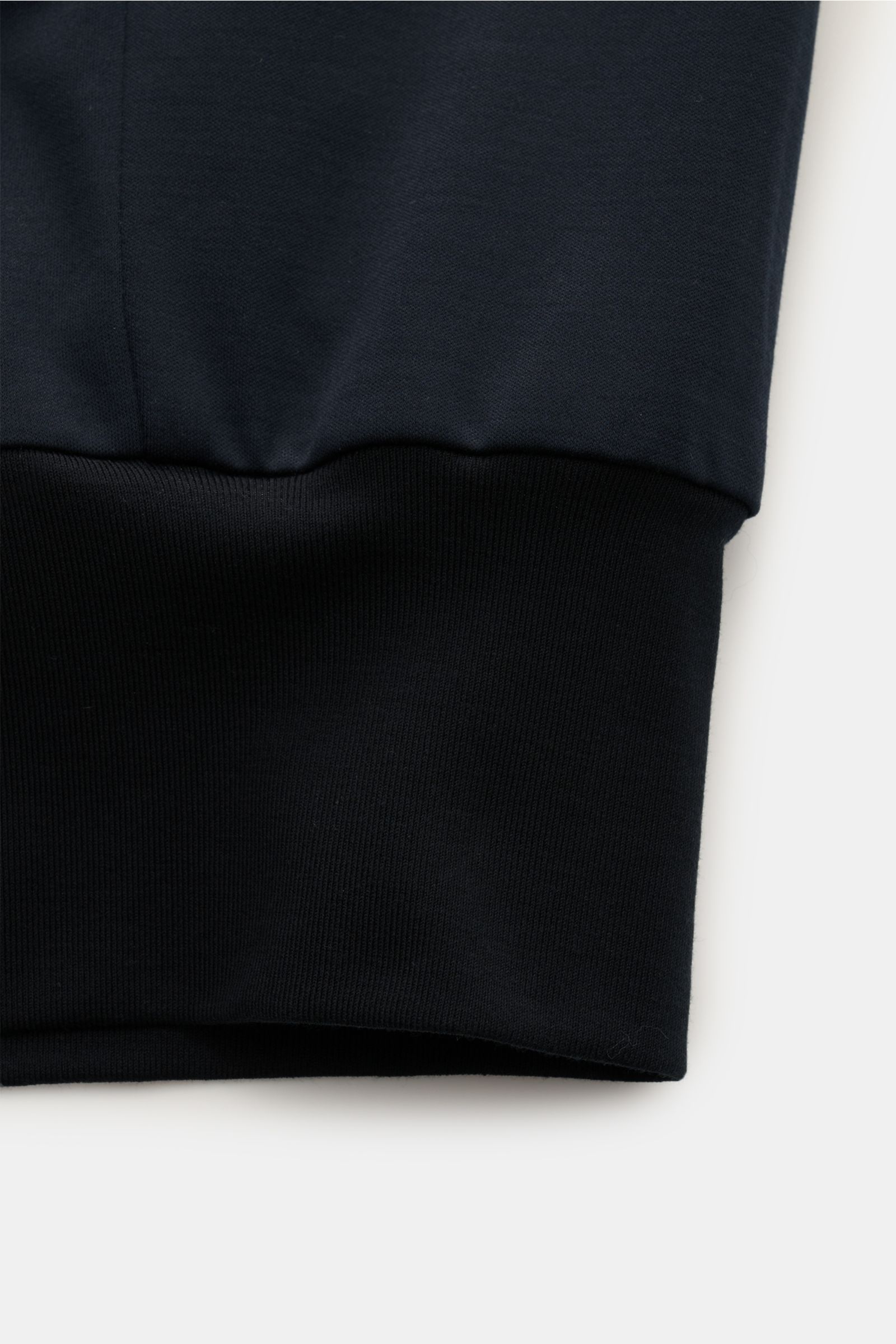 Close-up from the side of the elasticated cuff of the Stefan Brandt Jersey blouson 'Jeff' navy, made of smooth pure Pima cotton.

Exception material and design: With the blouson 'Jeff' STEFAN BRANDT presents a sporty statement piece in the brand’s sign