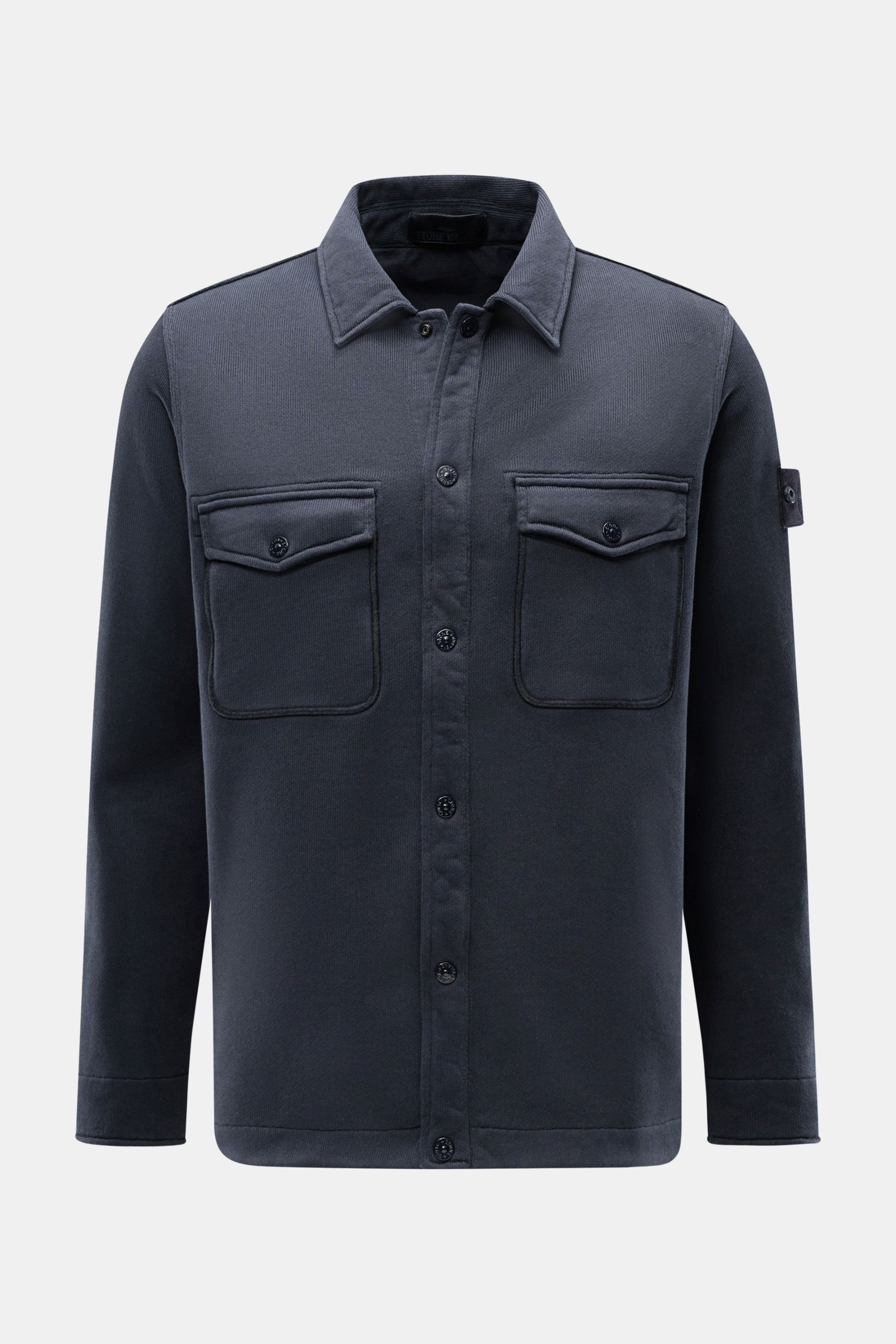 Stone Island Sweatjacke 'Ghost' navy, frontale Nahaufnahme, reine Baumwolle, Umlegekragen, Regular Fit, Brusttaschen, Kompass-Badge am Ärmel.