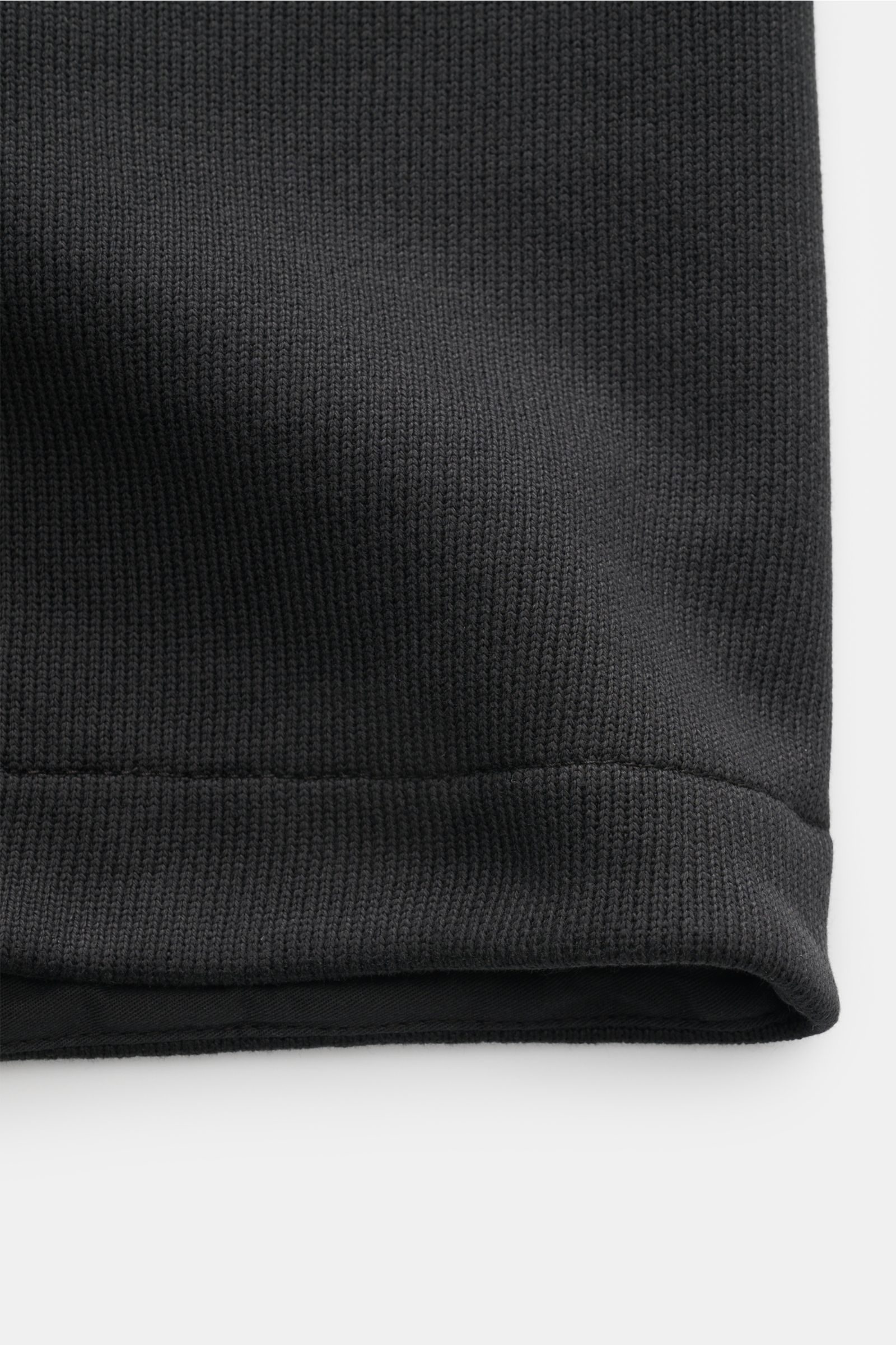 Stone Island Sweatjacke 'Ghost' schwarz aus reiner Baumwolle, mittelfeines Strickbild, Regular Fit, Umlegekragen, Kompass-Badge, Detailaufnahme der Textur.