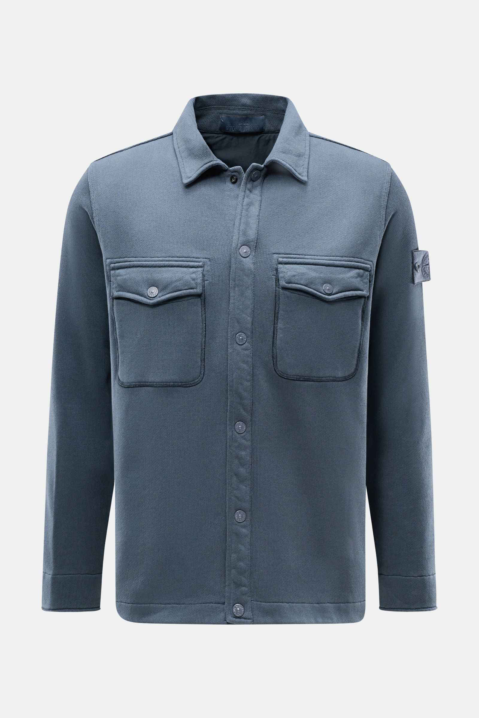 Stone Island Sweatjacke 'Ghost' graublau, Frontansicht, reine Baumwolle, Regular Fit, Umlegekragen, Kompass-Badge, Brusttaschen, Manschetten.