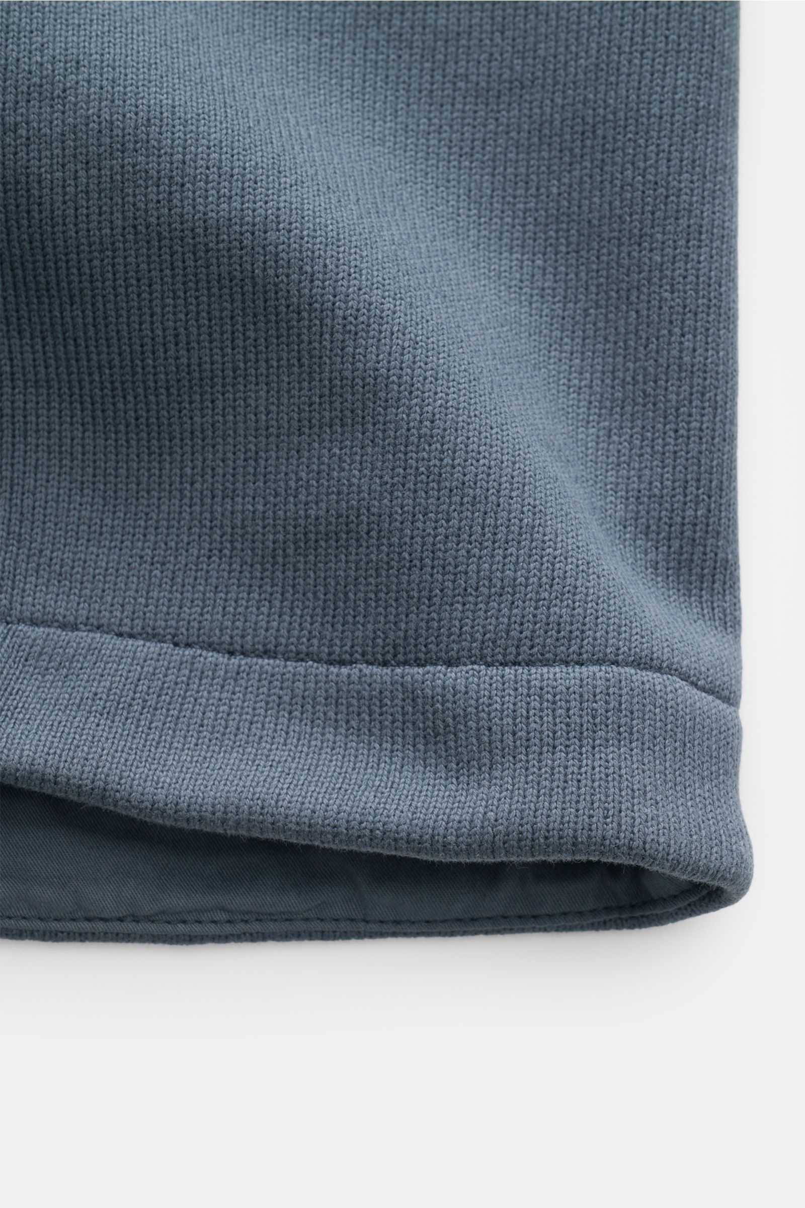 Nahaufnahme der Stone Island Sweatjacke 'Ghost' graublau am Saum, zeigt das mittelfeine Strickbild und die leicht griffige reine Baumwolle.