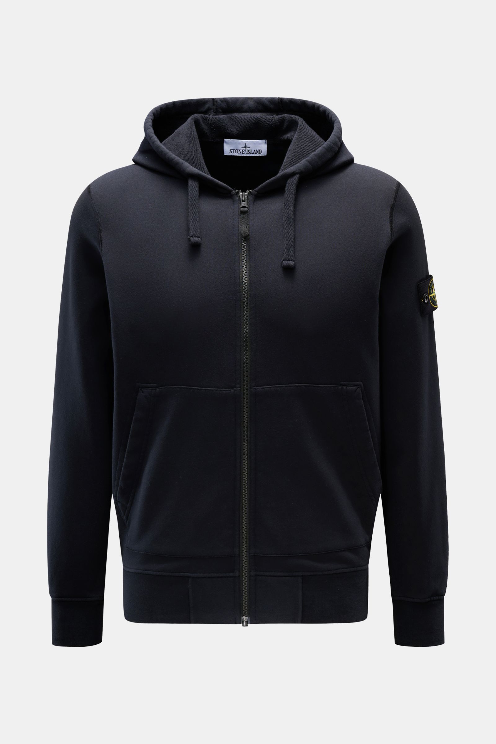Frontale Aufnahme der Stone Island Sweatjacke dark navy mit Kapuze, Reißverschluss, Kängurutasche, Kompass-Badge und Rippbündchen.