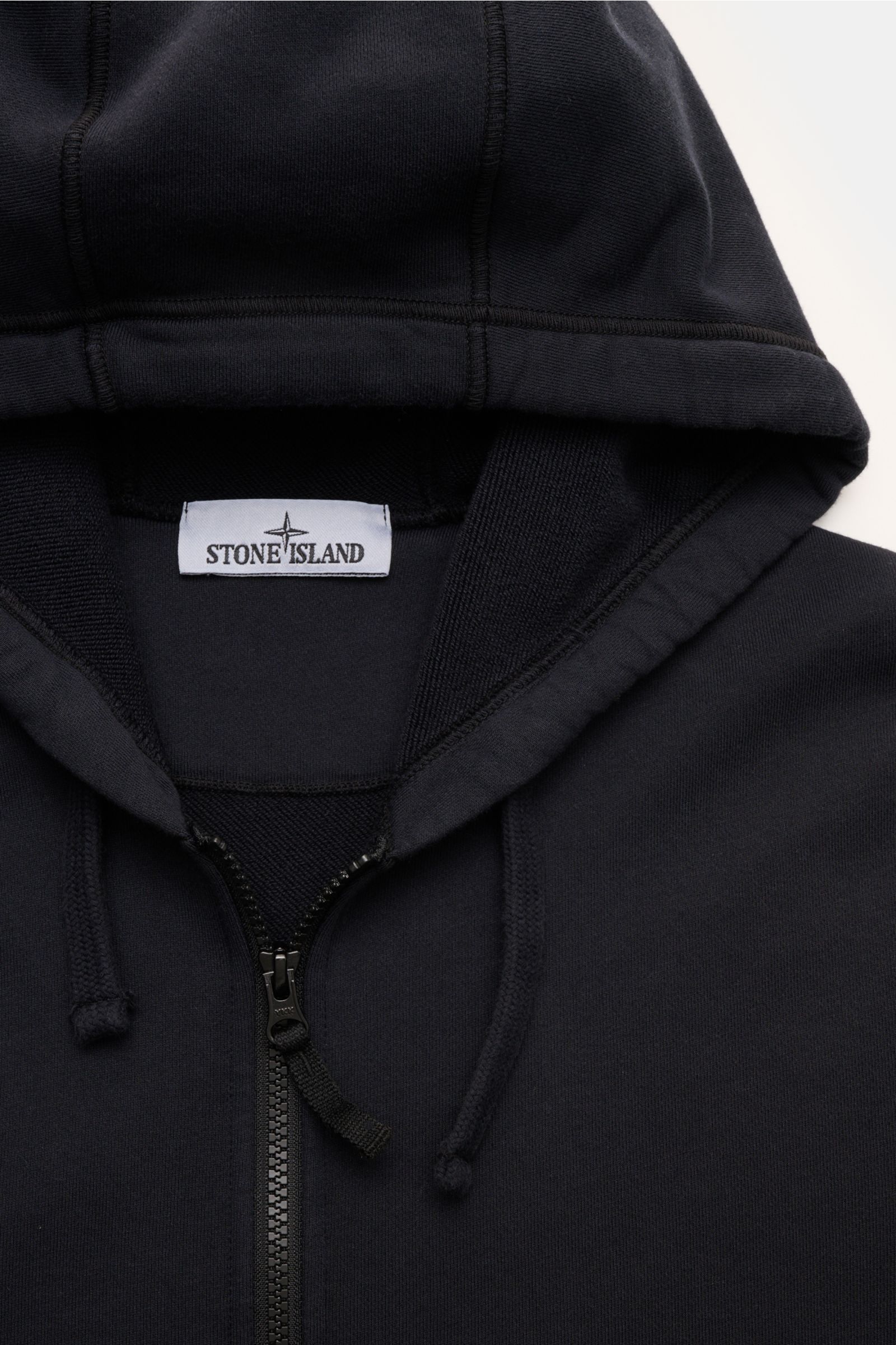 Stone Island Sweatjacke dark navy, Frontdetail mit Kapuze, Reißverschluss und Label, Baumwolle, regular fit, sportive Frühjahrsoptik.