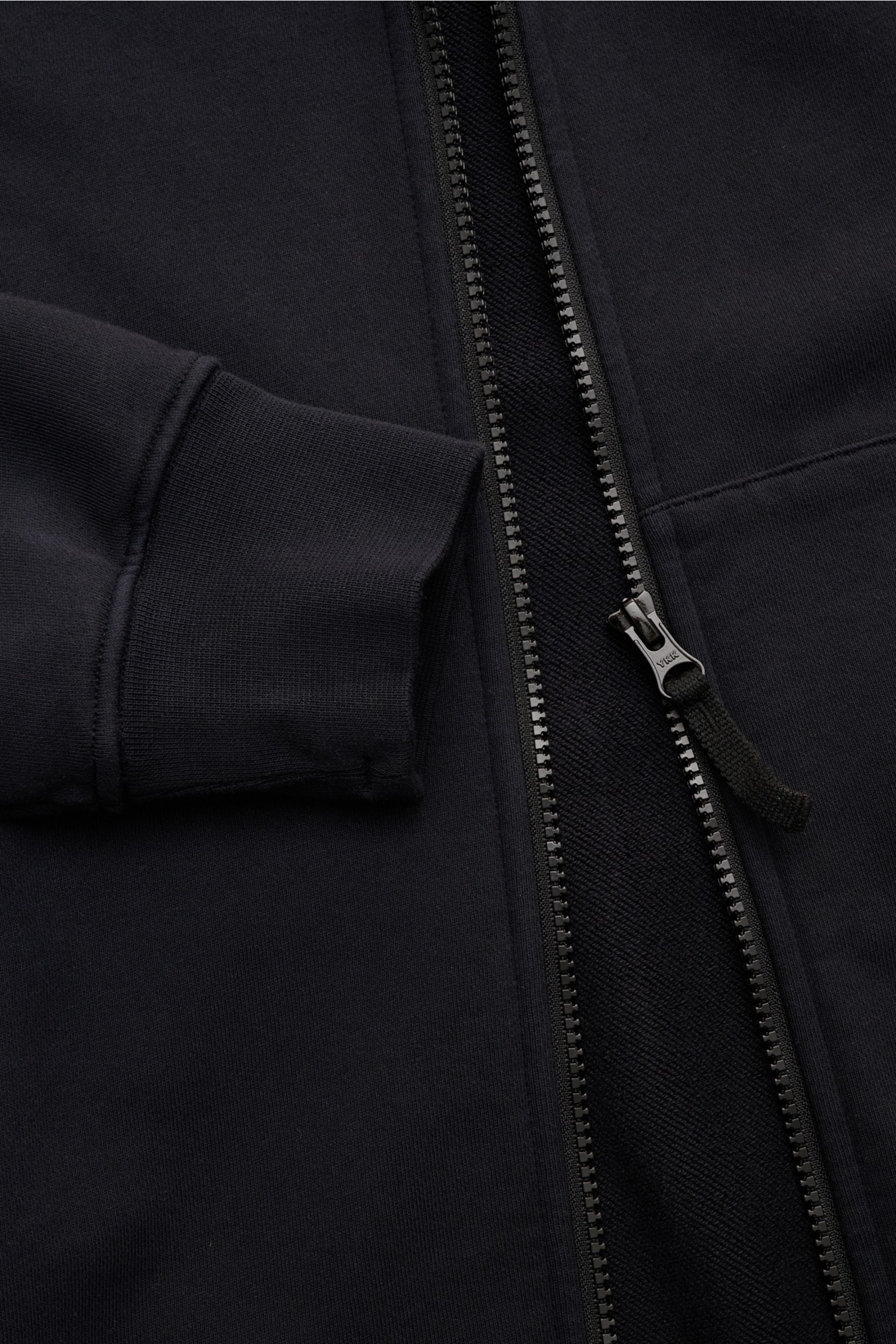 Stone Island Sweatjacke dark navy, Detailbild von vorne, Baumwolle, garment dyed, Kapuze, Kängurutasche, robuster Reißverschluss, Rippbündchen.