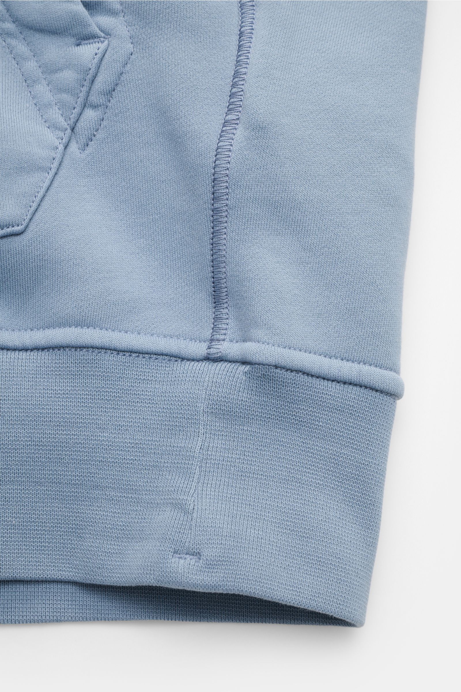 Close-up view of the sleeve cuff and pocket seam of the Stone Island Sweat jacket smoky blue, showing its soft, garment-dyed pure cotton fabric.

A relaxed basic from STONE ISLAND: This piece-dyed sweat jacket with a practical hood made of pure cotton 