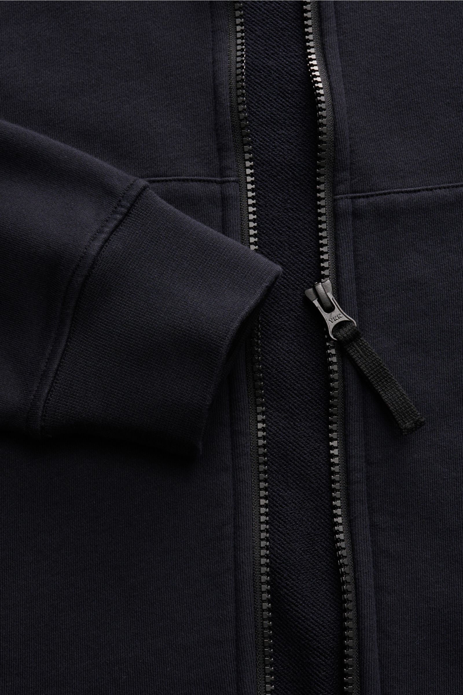 Stone Island Sweatjacke dark navy aus reiner Baumwolle, garment dyed, mit robustem Reißverschluss, Stehkragen, Kängurutasche, Kompass-Badge, Rippbündchen, Detailaufnahme von vorne.