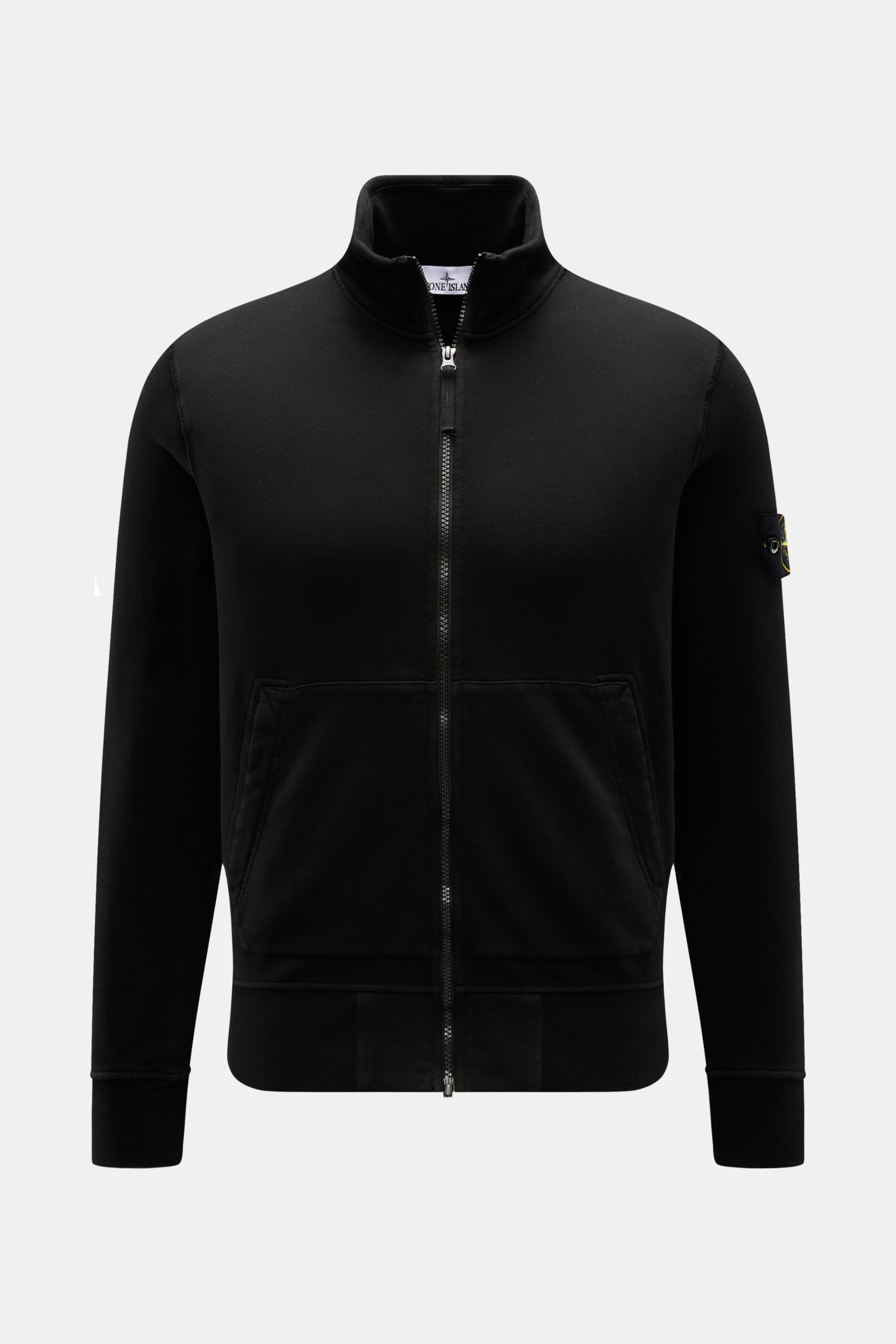 Front view of Stone Island Sweatjacke schwarz, garment dyed black cotton zip-up with stand collar, kangaroo pockets, and compass badge on sleeve.

Description: Entspanntes Basic von STONE ISLAND: Mit sportiver Lässigkeit begleitet uns die stückgefärbte