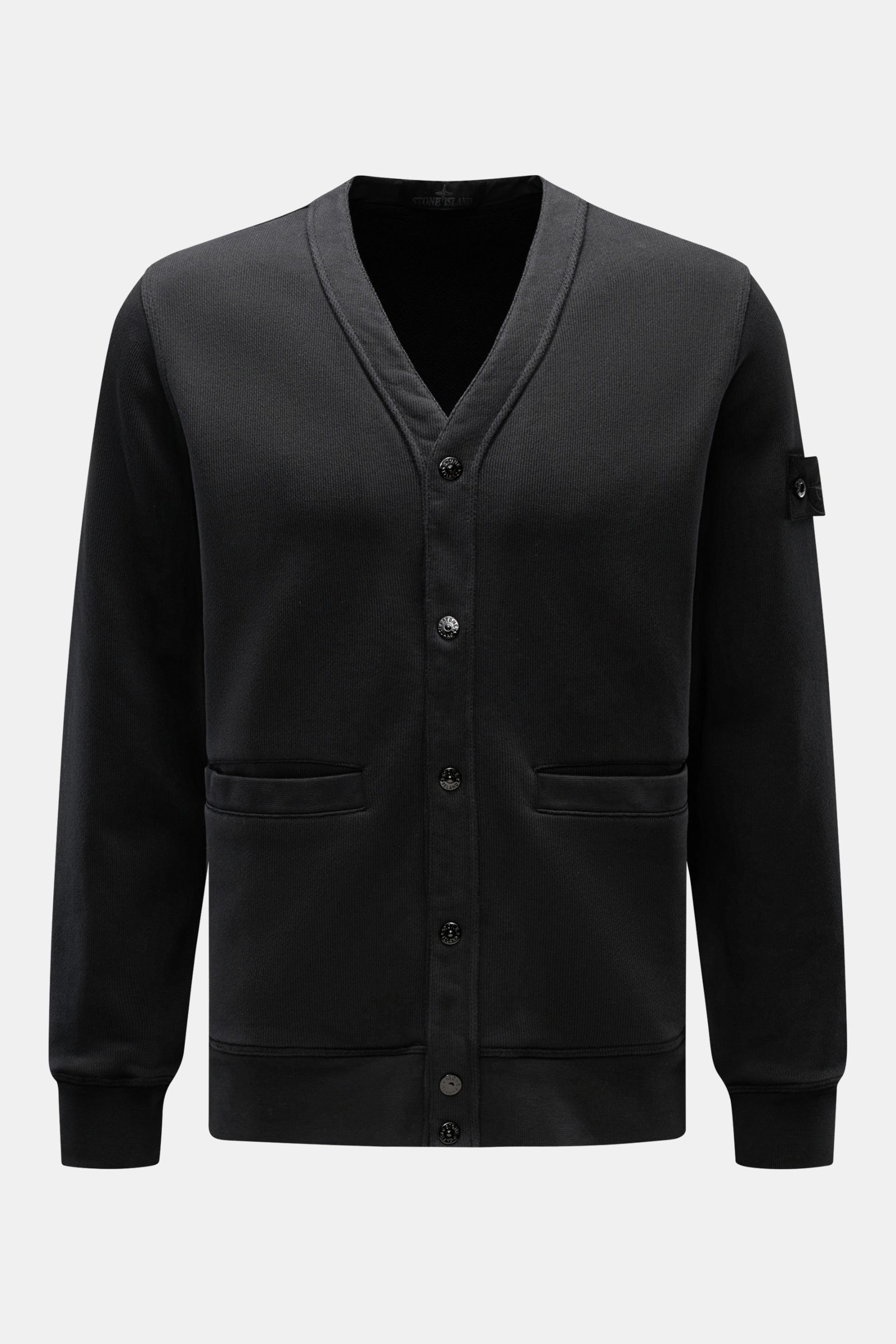 Stone Island Sweat-Cardigan 'Ghost Piece' schwarz, vorne fotografiert, aus reiner Baumwolle mit Druckknopfleiste, Leistentaschen, tonalem Kompass-Badge und Rippbündchen.