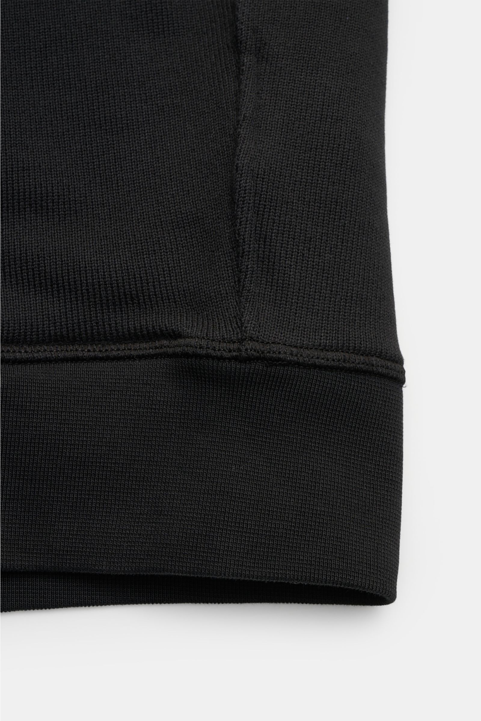 Stone Island Sweat-Cardigan 'Ghost Piece' schwarz, Nahaufnahme der Rippbündchen und Naht, reine Baumwolle, Regular Fit, Druckknopfleiste, tonales Kompass-Badge.