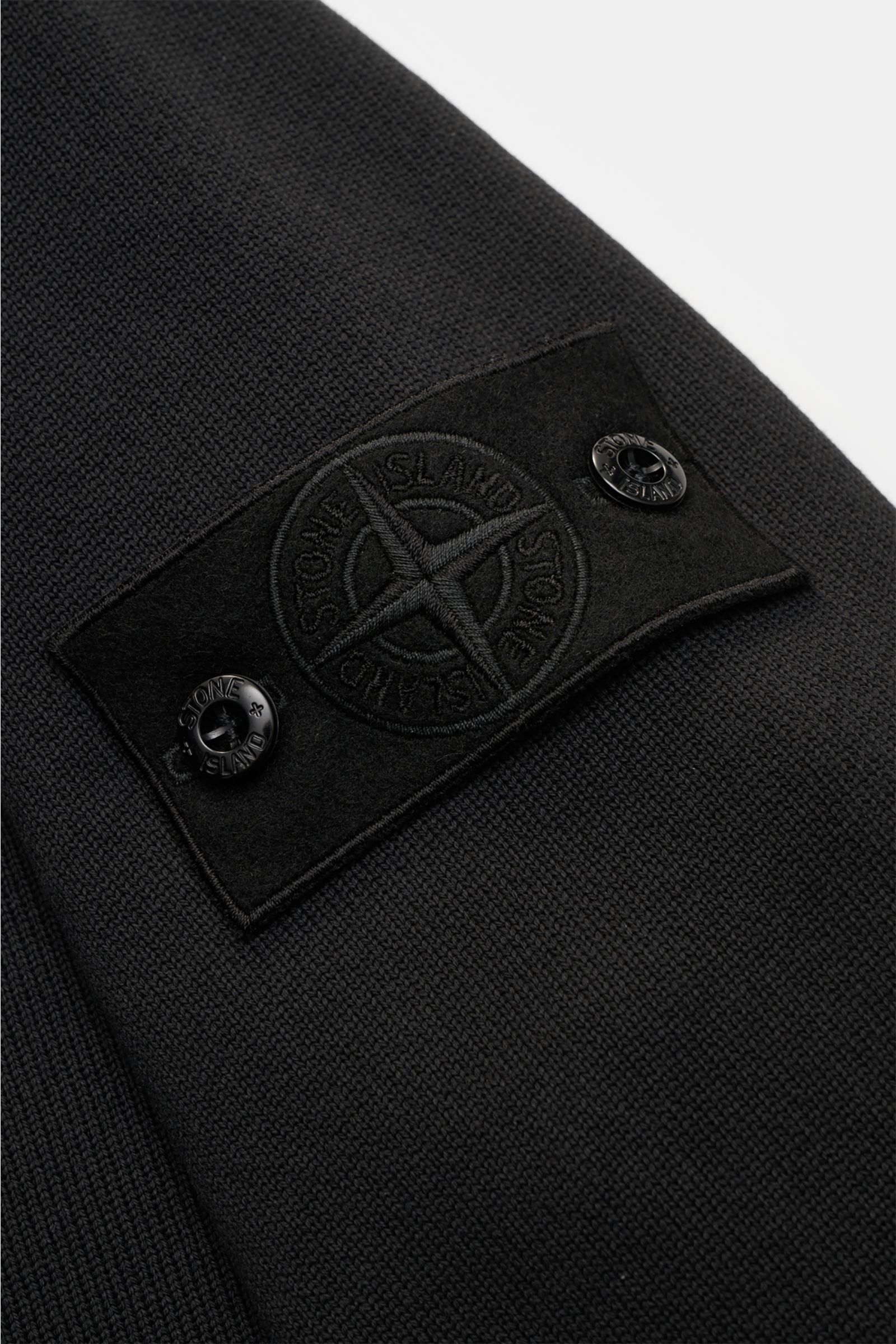 Stone Island Sweat-Cardigan 'Ghost Piece' schwarz, Detailaufnahme des tonalen Kompass-Badges am Oberarm aus reiner Baumwolle, Regular Fit, Druckknopfleiste, Leistentaschen, Rippbündchen.