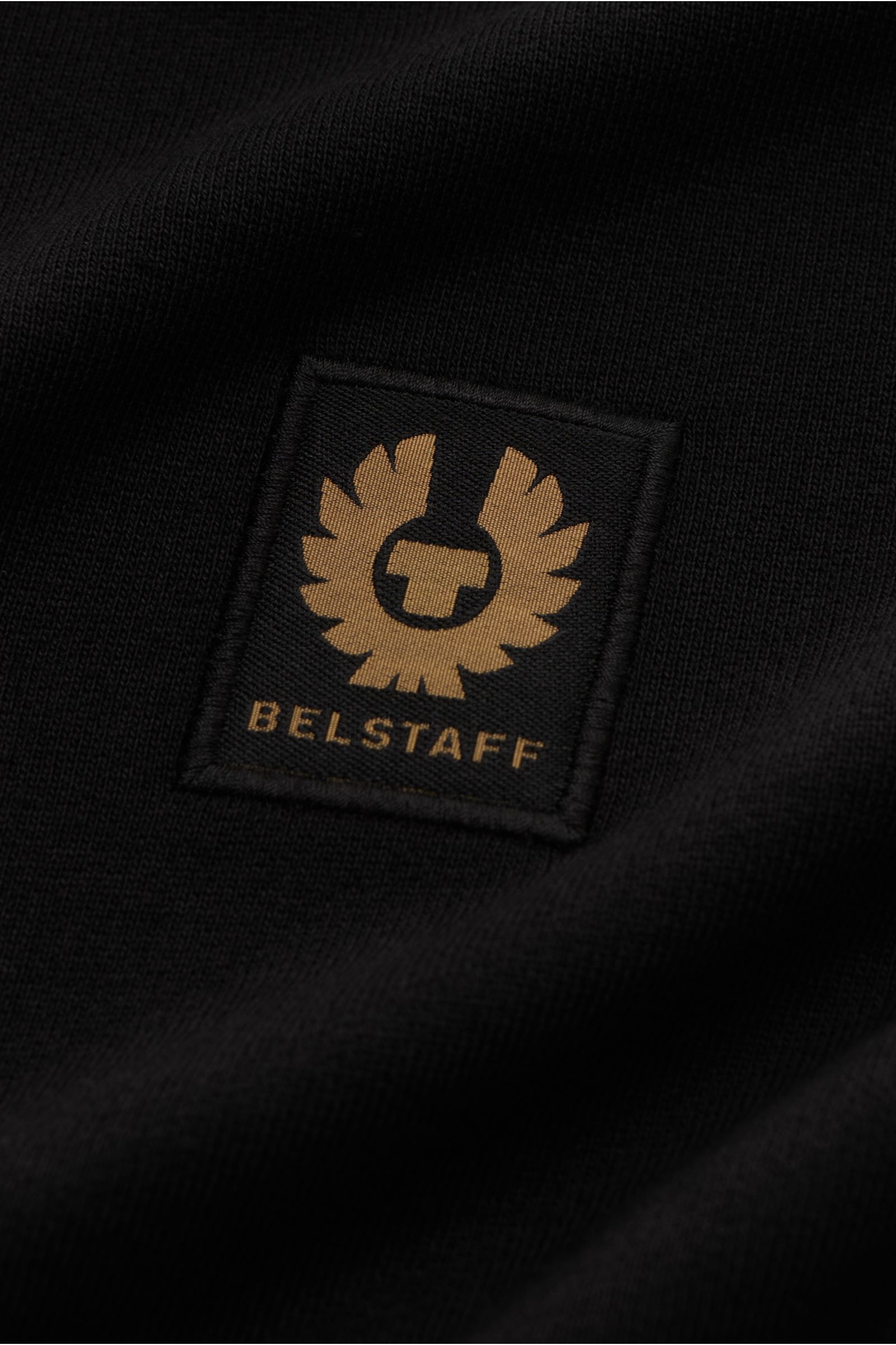 Belstaff Sweatjacke 'Full Zip' schwarz aus reiner Baumwolle in Nahaufnahme, zeigt geschmeidigen Griff und Logo-Patch frontal.