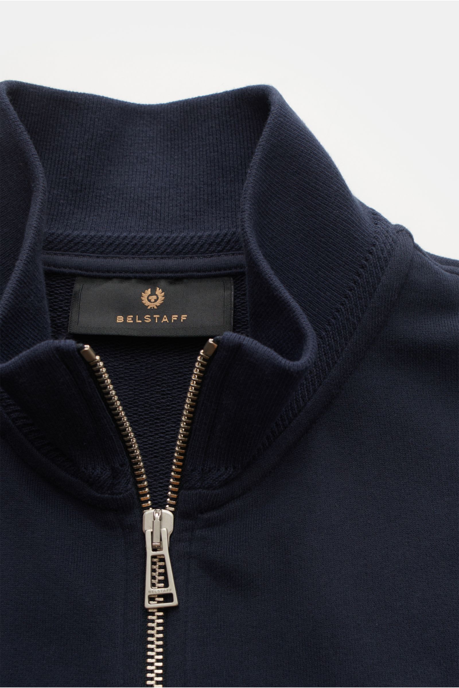 Belstaff Sweatjacke 'Full Zip' navy, Nahaufnahme von oben, Sweat aus reiner Baumwolle mit hochschließendem Stehkragen, robustem Reißverschluss und breiten Bündchen.