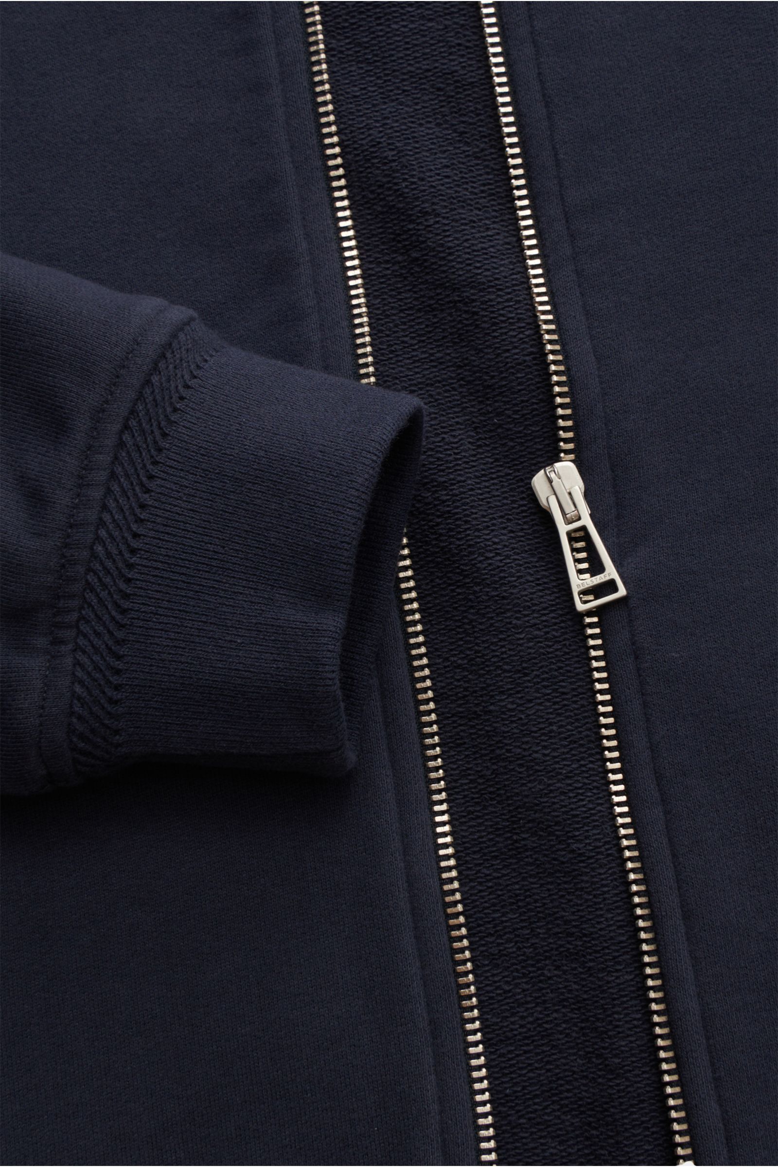 Nahaufnahme der Belstaff Sweatjacke 'Full Zip' navy mit robustem Reißverschluss, breitem Bündchen und geschmeidigem Baumwollstoff.
