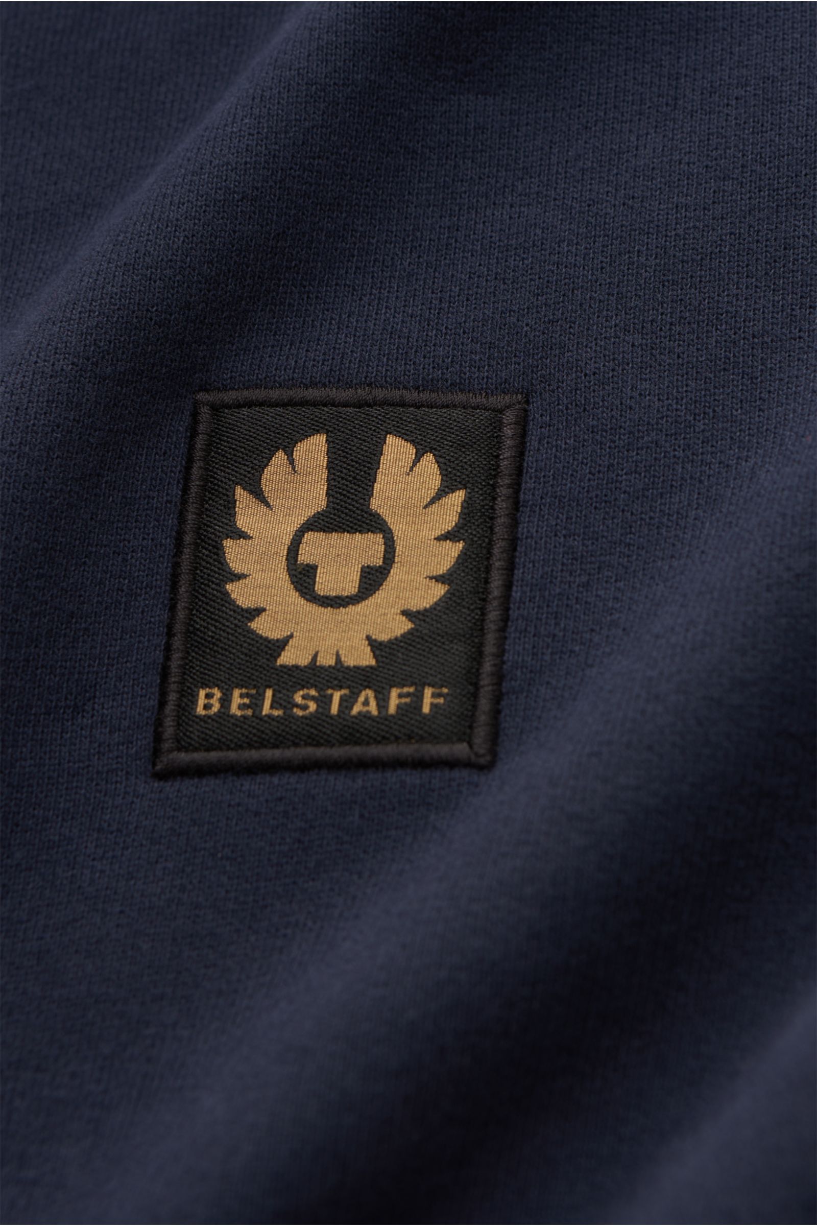 Nahaufnahme des Logos auf der dunkelblauen Belstaff Sweatjacke 'Full Zip' navy aus reiner Baumwolle mit geschmeidigem Griff.