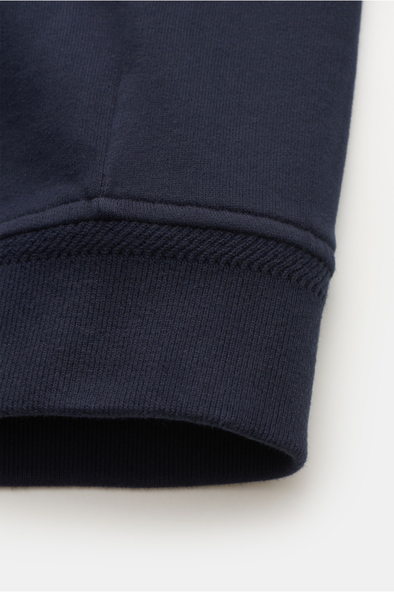 Nahaufnahme des Bündchens der Belstaff Sweatjacke 'Full Zip' navy aus reiner Baumwolle mit breitem, flexiblem Abschluss und geschmeidigem Griff.