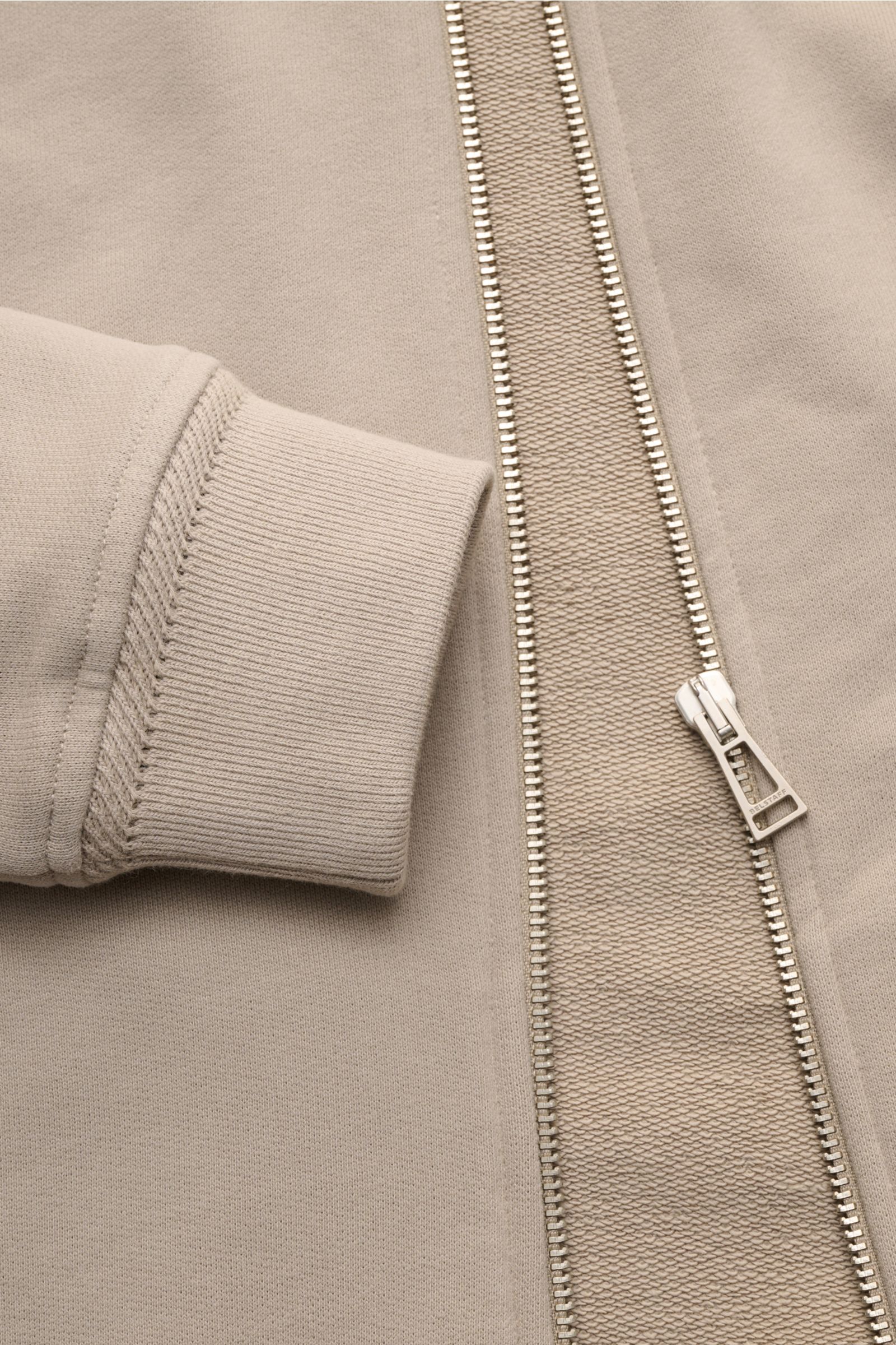 Belstaff Sweatjacke 'Full Zip' beige in Nahaufnahme von vorne, Baumwolle, Stehkragen, robuster Reißverschluss, breite Bündchen, schräge Leistentaschen.