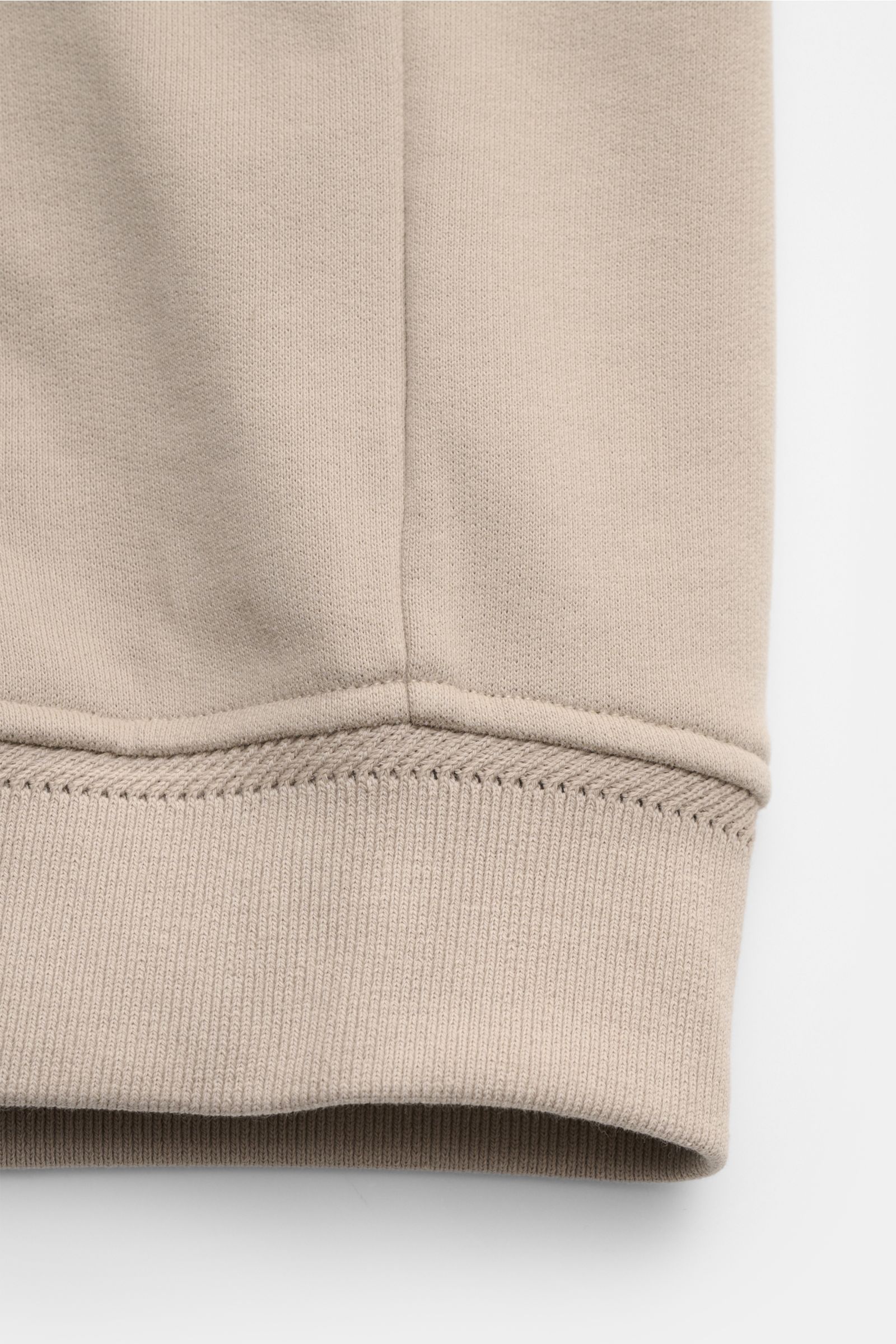 Belstaff Sweatjacke 'Full Zip' beige, Detailfoto von unten auf breite Bündchen, Stehkragen, Leistentaschen, reine Baumwolle, Slim Fit, robuster Reißverschluss.