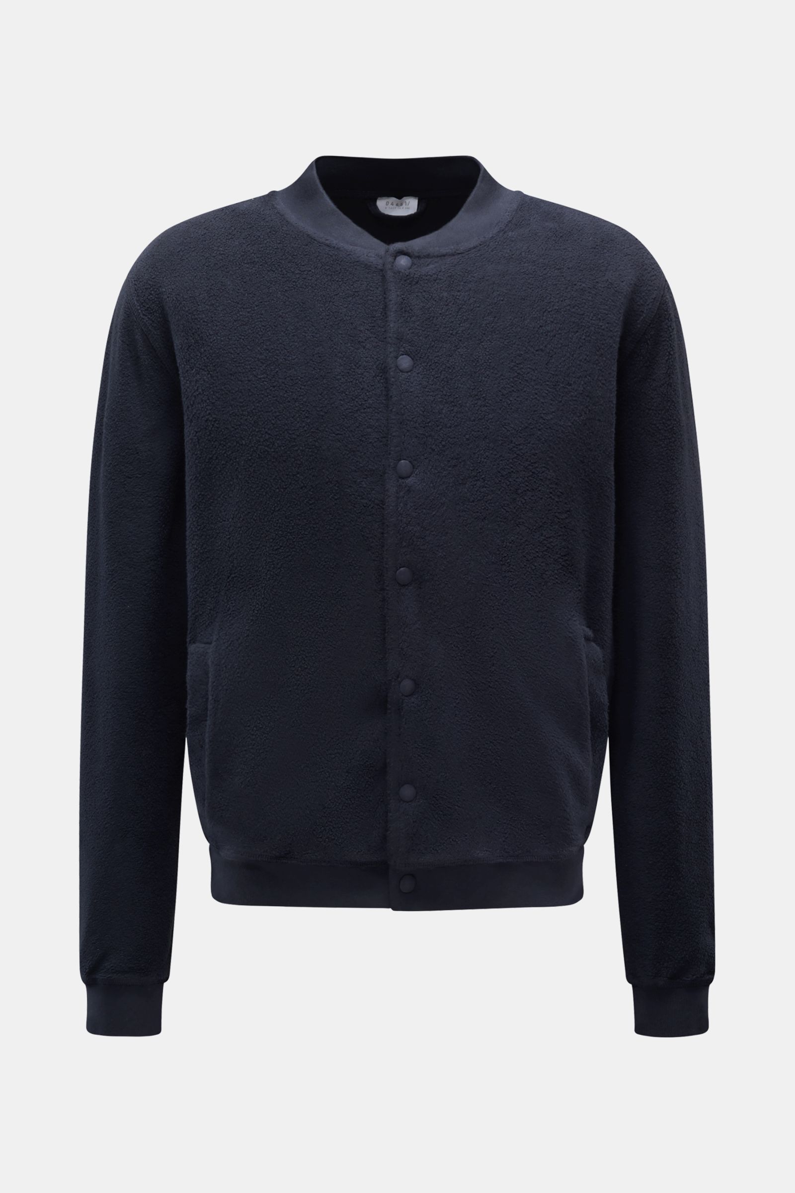 Frontansicht des navyfarbenen 04651/ A trip in a bag Fleece-Blouson mit Slim Fit, Druckknopfleiste, Blousonkragen, schrägen Hüfttaschen, Rippbündchen und Weblabel.