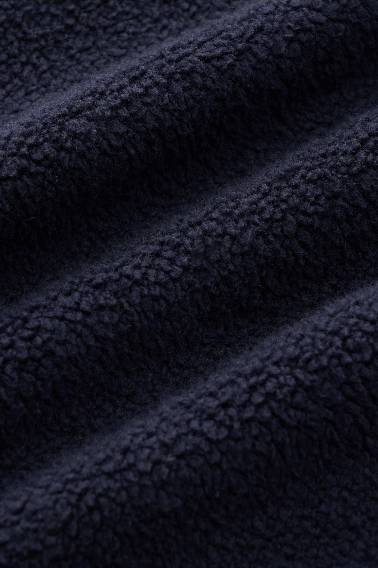 Detailaufnahme des weichen Fleece aus reiner Baumwolle des 04651/ A trip in a bag Fleece-Blouson navy mit Slim Fit.