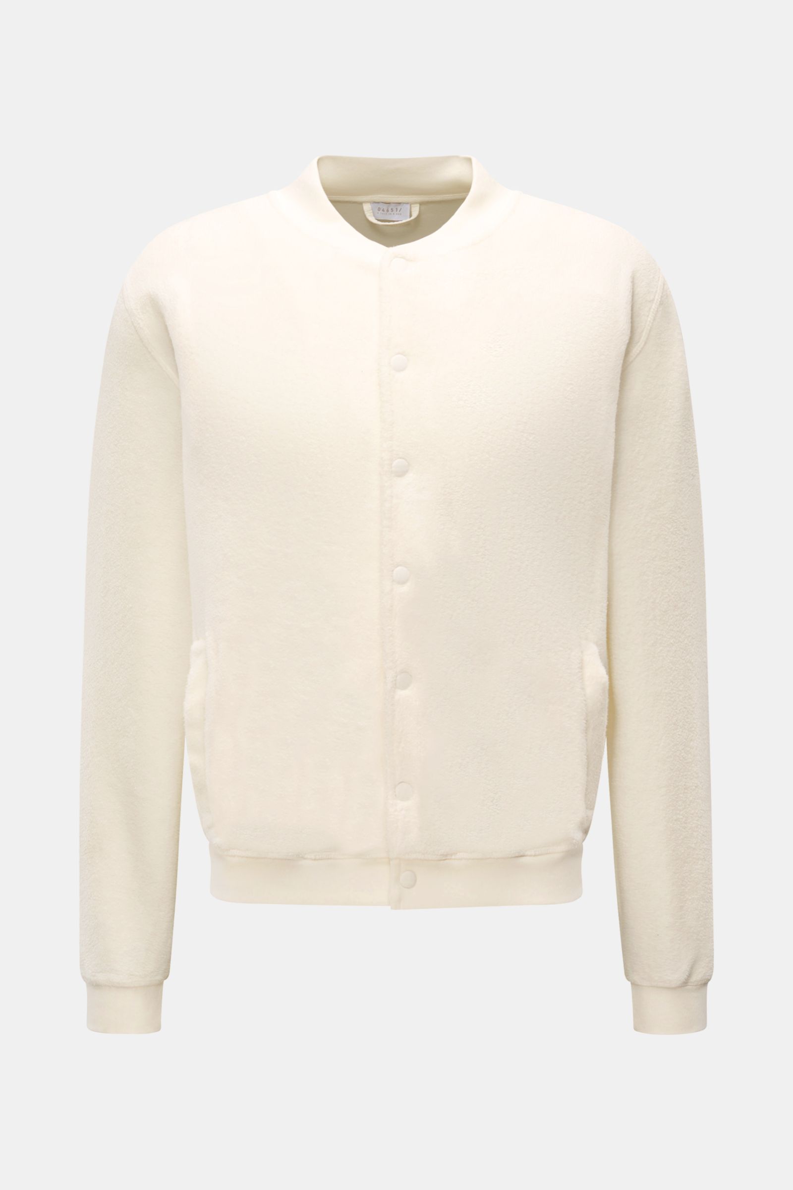 Frontale Nahaufnahme des 04651/ A trip in a bag Fleece-Blouson offwhite mit Slim Fit, weichem Baumwollfleece, Druckknopfleiste, Blousonkragen, schrägen Hüfttaschen und komfortablen Rippbündchen.