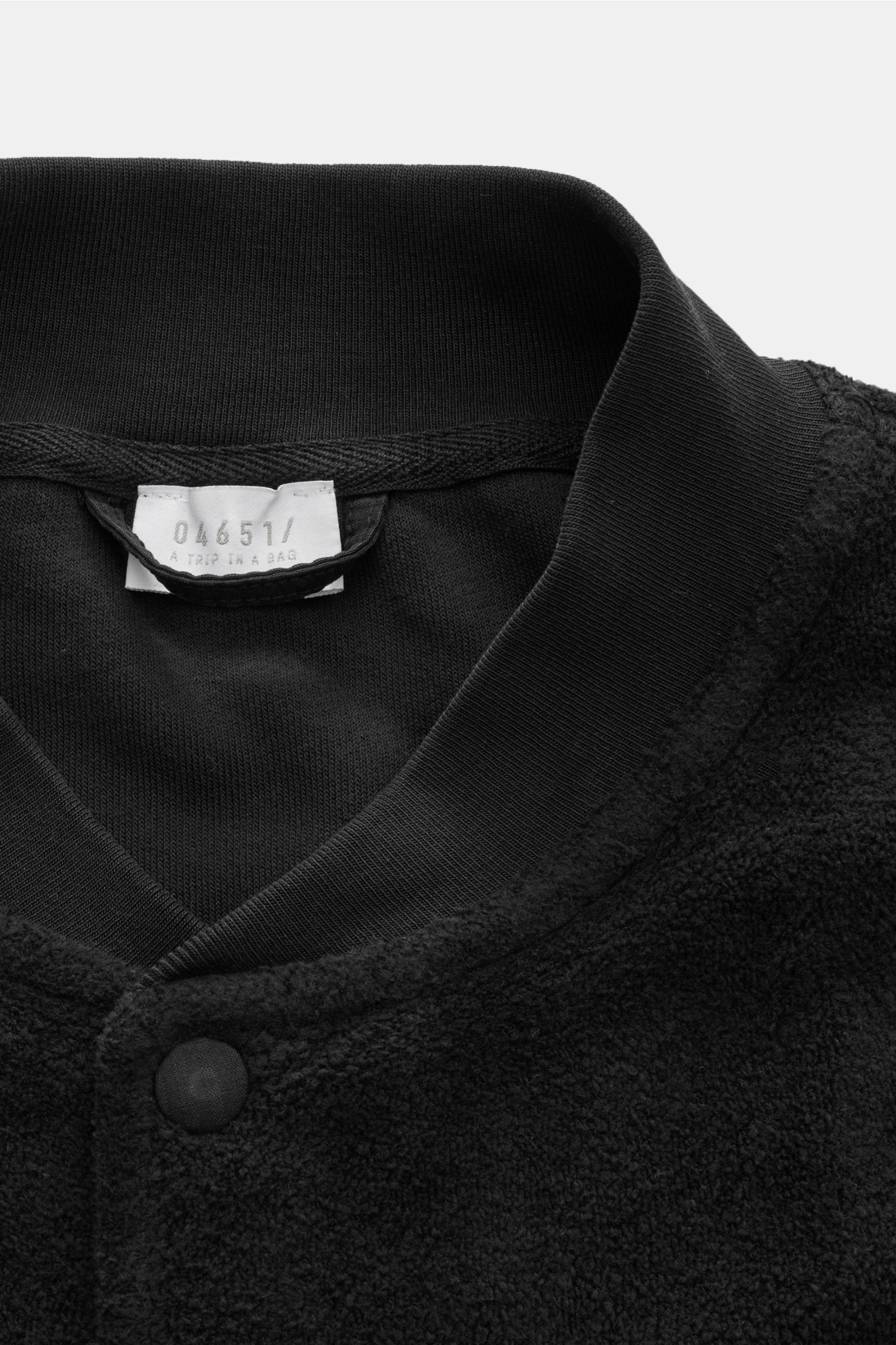 Schwarzer 04651/ A trip in a bag Fleece-Blouson Slim Fit mit weichem Baumwoll-Fleece, Druckknopfleiste, Blousonkragen, Rippbündchen, Nahaufnahme.