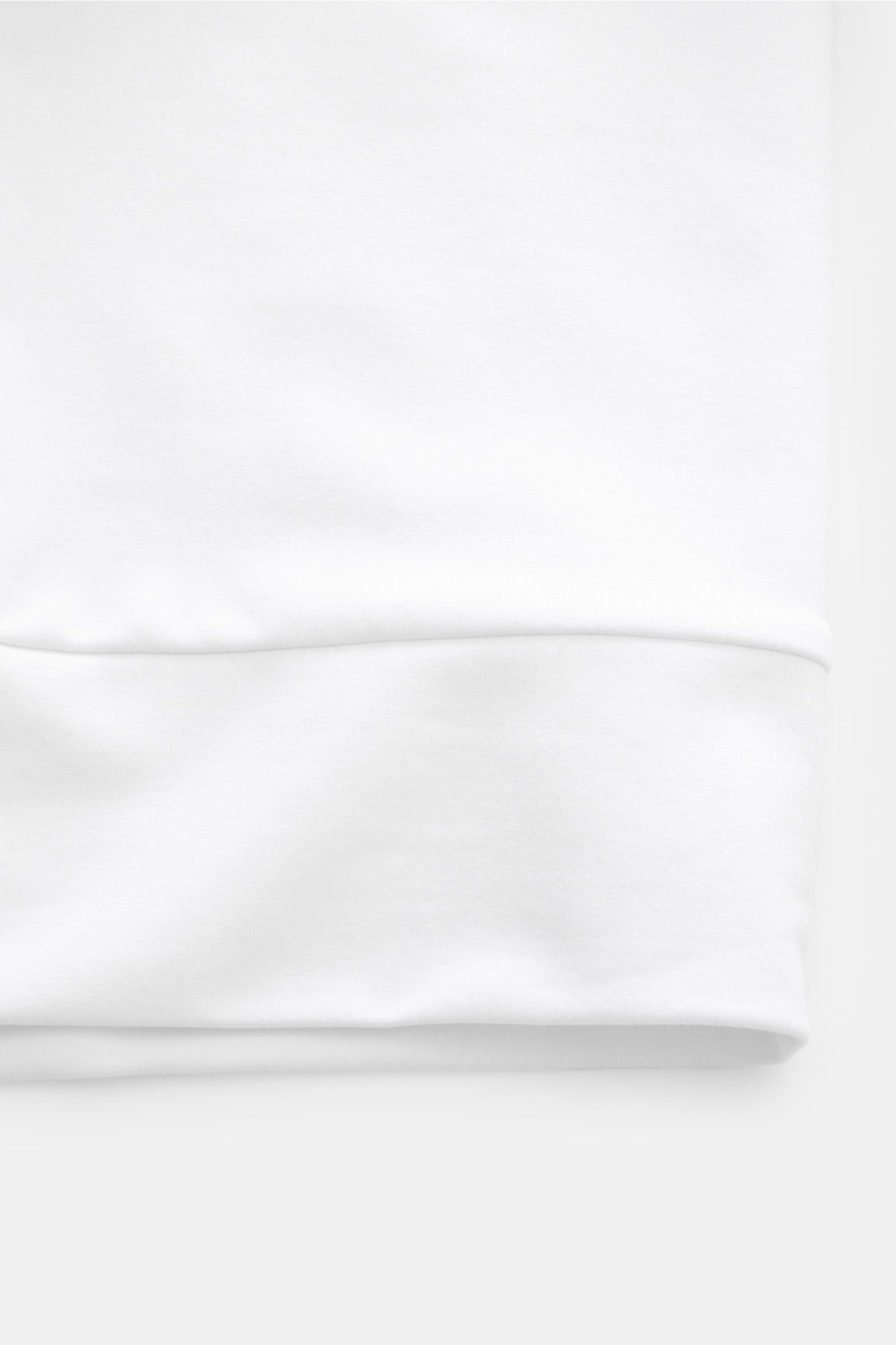 Close-up view of the cuff and hem of the Stefan Brandt Sweatjacke 'Alek' weiß, showing the smooth, soft texture of pure Pima cotton fabric with comfortable stretch for a slim fit. Spürbarer Komfort auf höchstem Niveau: Selbst ein Essential wie die Sweatja