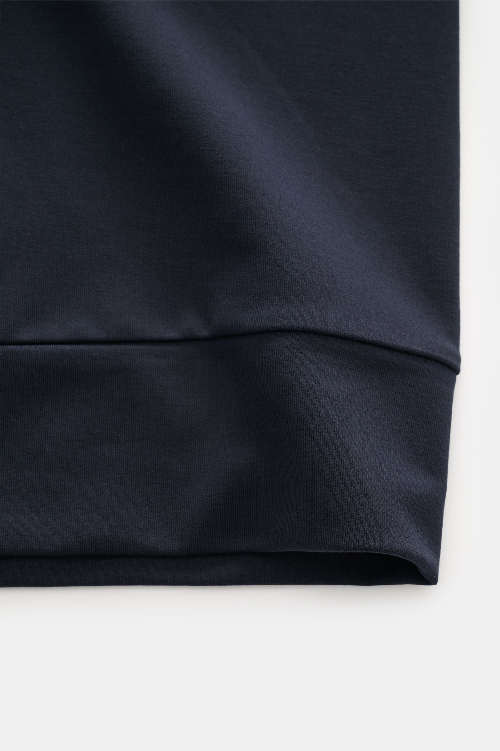 Close-up of the cuff and hem of the Stefan Brandt Sweatjacke 'Alek' navy, photographed from the front showing the smooth, soft fabric and fine stitching.

Spürbarer Komfort auf höchstem Niveau: Selbst ein Essential wie die Sweatjacke 'Alek' wird bei 