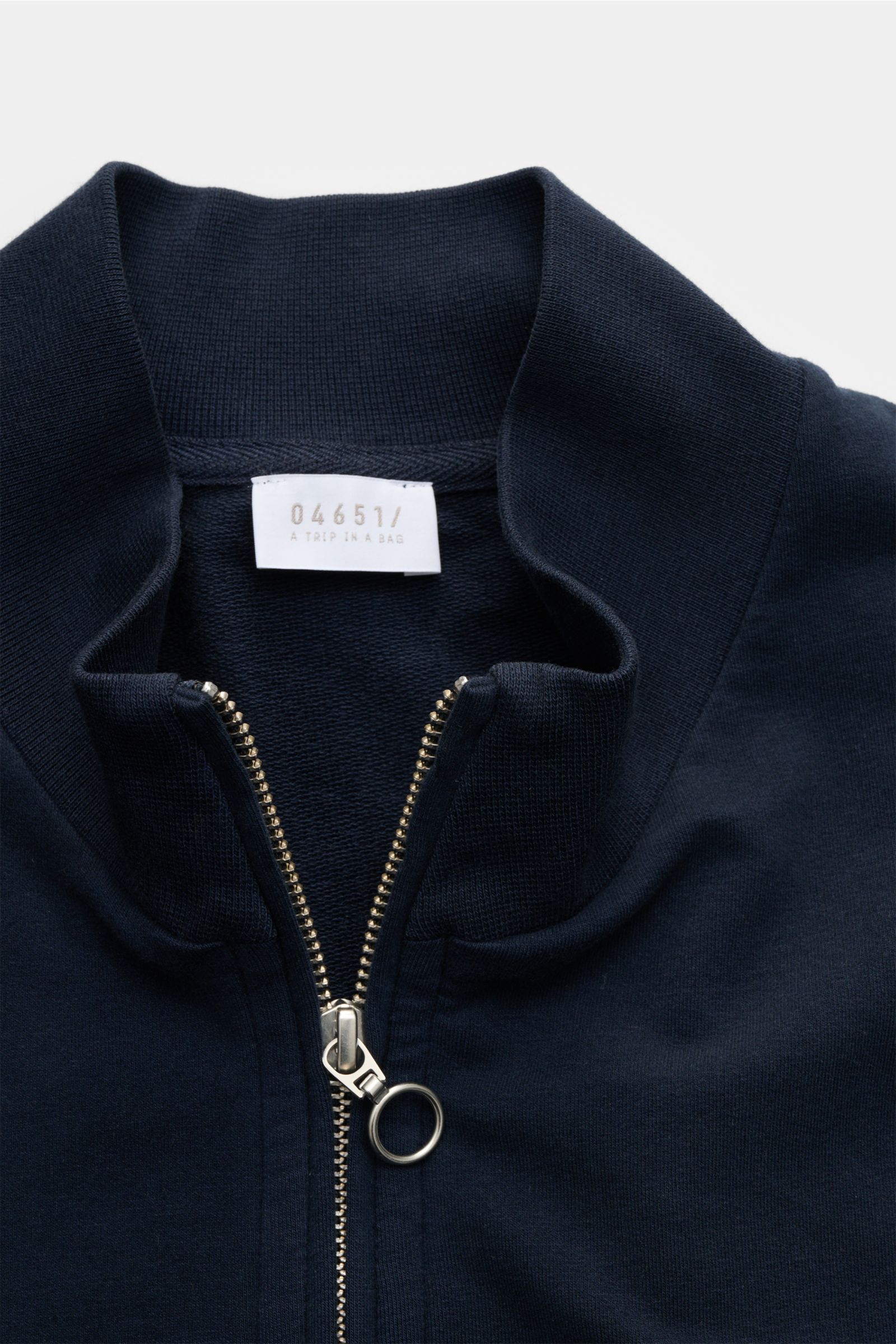 04651/ A trip in a bag Sweatjacke 'IF Track' navy aus super softem Baumwoll-Jersey, elastisch, mit Reißverschluss, hoch schließendem Kragen, photographed close-up from above.