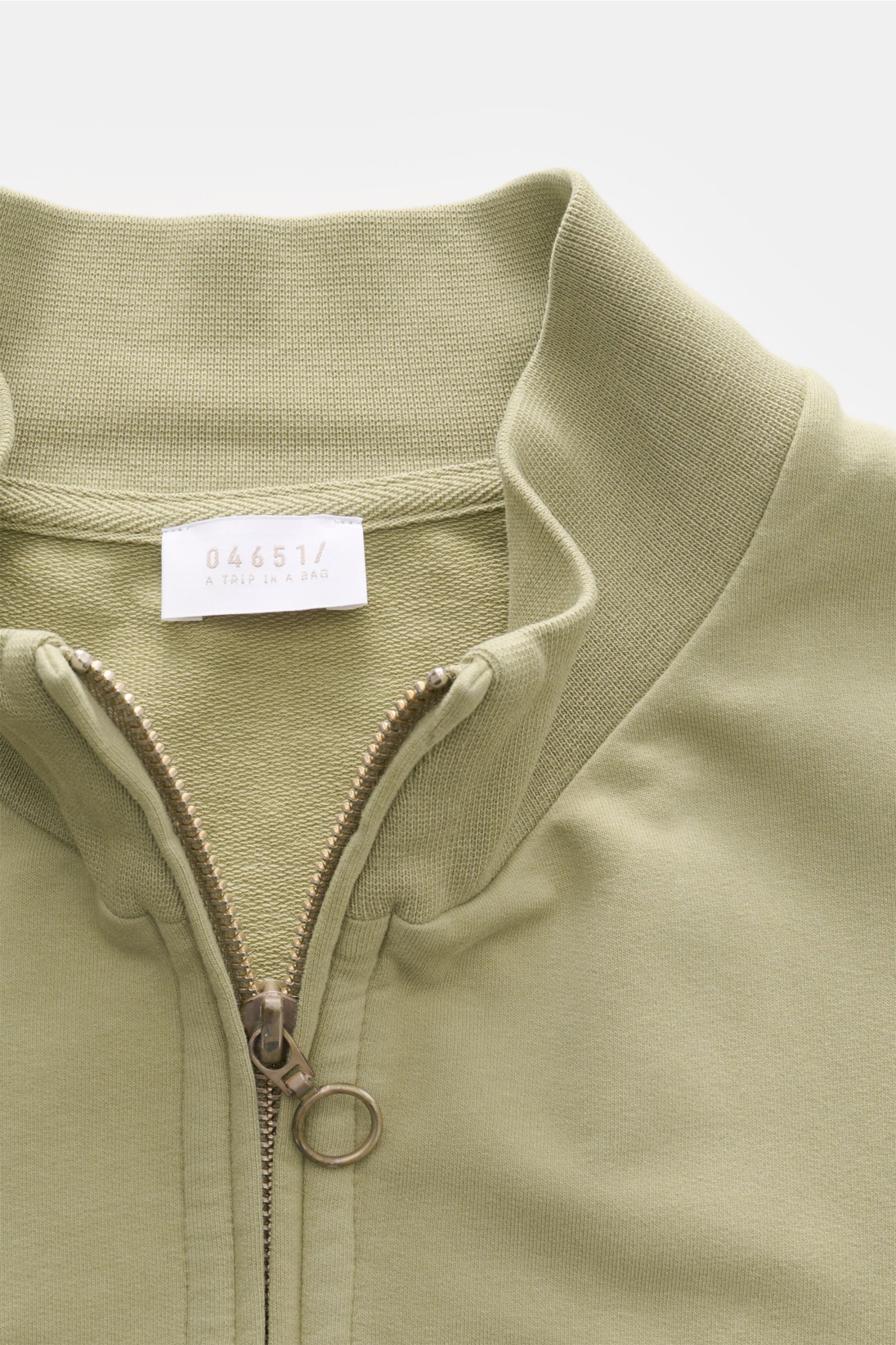 04651/ A trip in a bag Sweatjacke 'IF Track' salbei aus super softem Baumwoll-Jersey, elastisch, mit Reißverschluss, hoch geschlossenem Kragen, Rippbündchen, frontal nah.