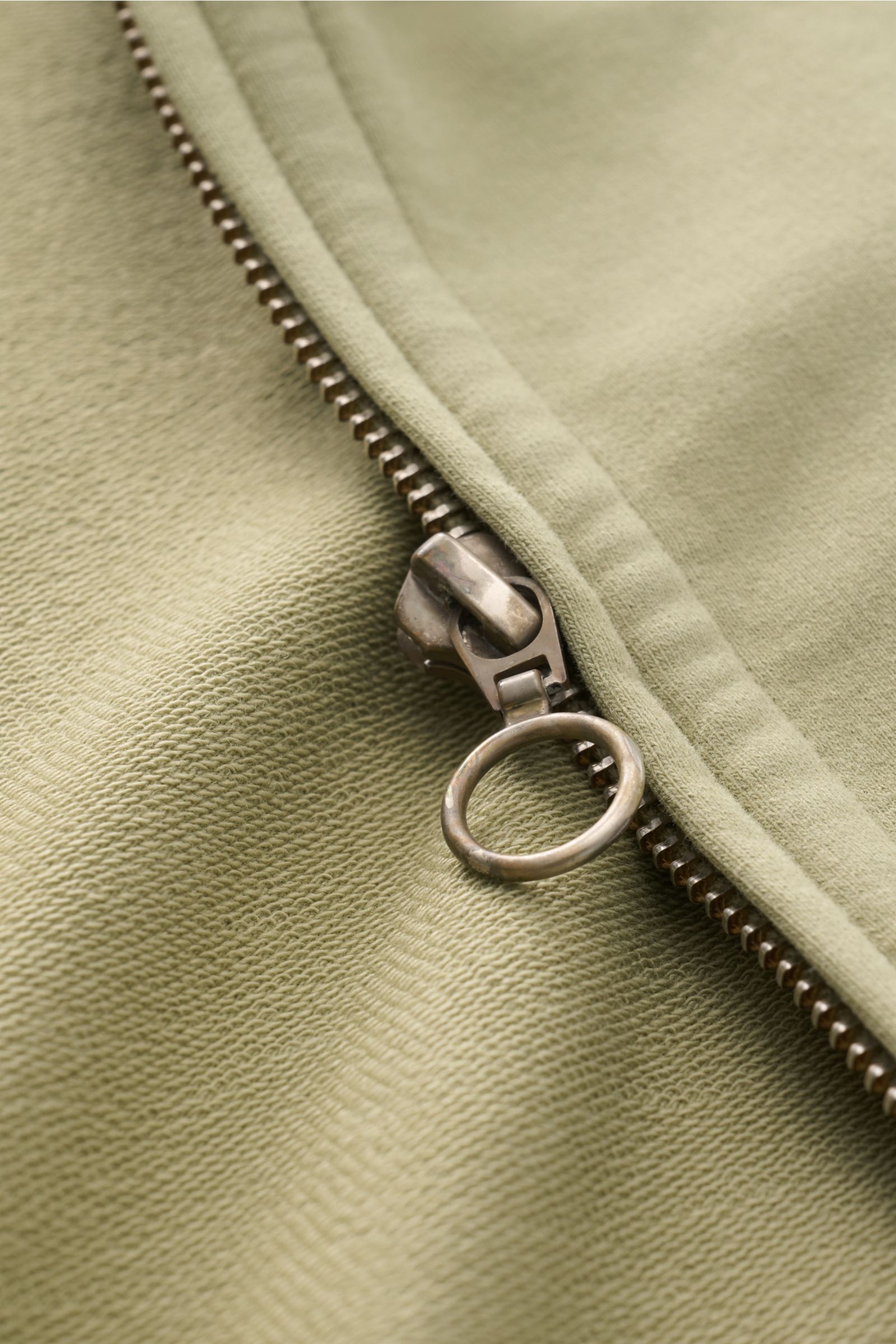 Nahaufnahme der Reißverschluss-Zone der 04651/ A trip in a bag Sweatjacke 'IF Track' salbei aus super softem, elastischem Baumwoll-Jersey.