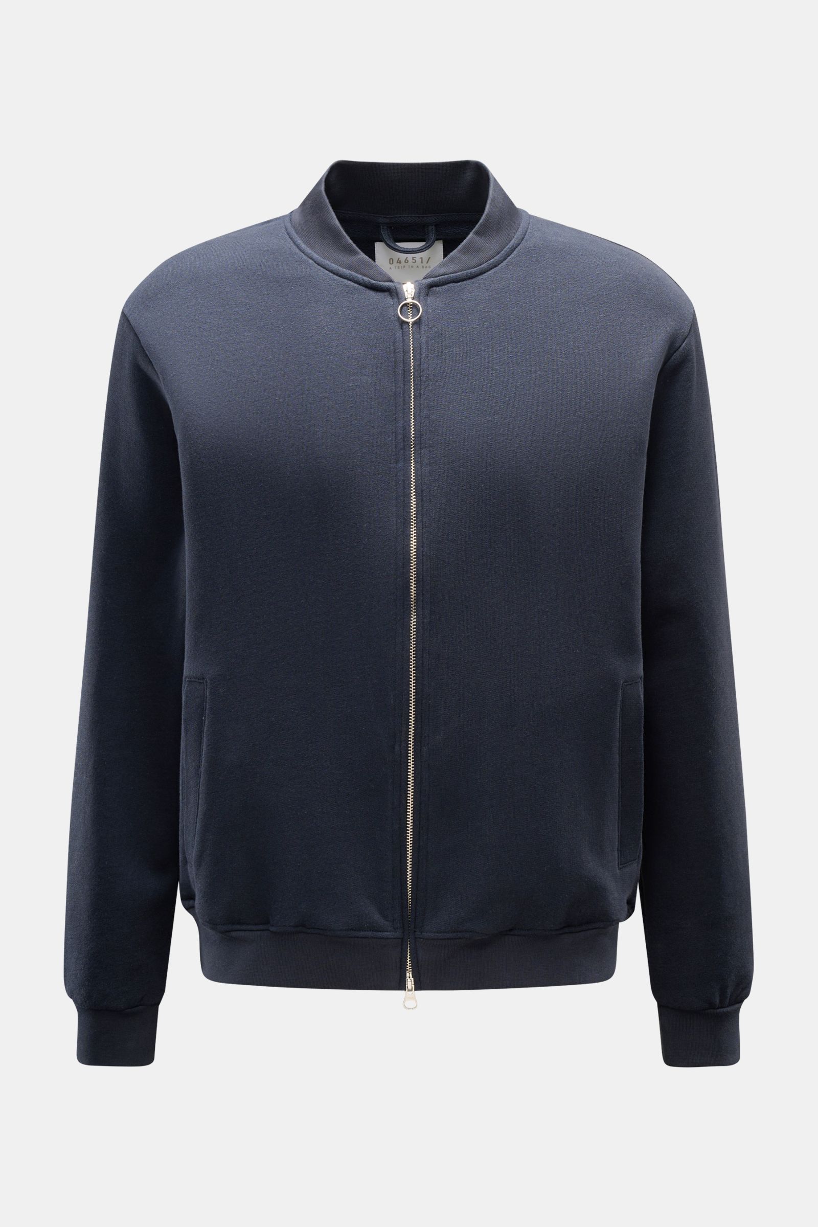 Frontale Aufnahme der navyfarbenen 04651/ A trip in a bag Sweatjacke 'CL Bomber' aus Bio-Baumwolle und Leinen, garment-dyed, mit robustem Zwei-Wege-Reißverschluss, Blousonkragen, schrägen Taschen und flexiblem Rippbündchen.