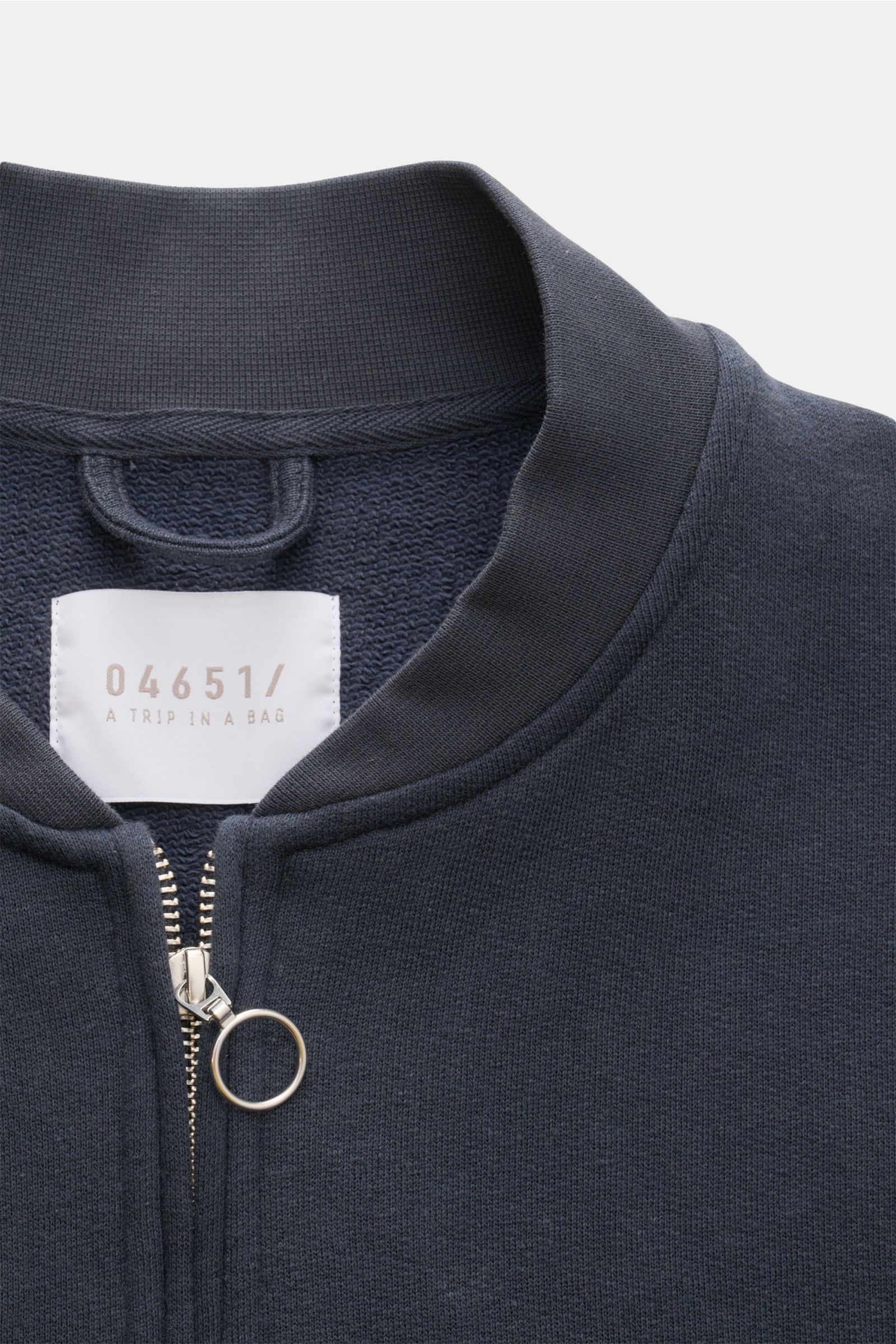 04651/ A trip in a bag Sweatjacke 'CL Bomber' navy, close-up Frontansicht mit robustem Zwei-Wege-Reißverschluss, Blousonkragen, Bio-Baumwolle-Leinen-Mix, garment-dyed und weichem Griff.