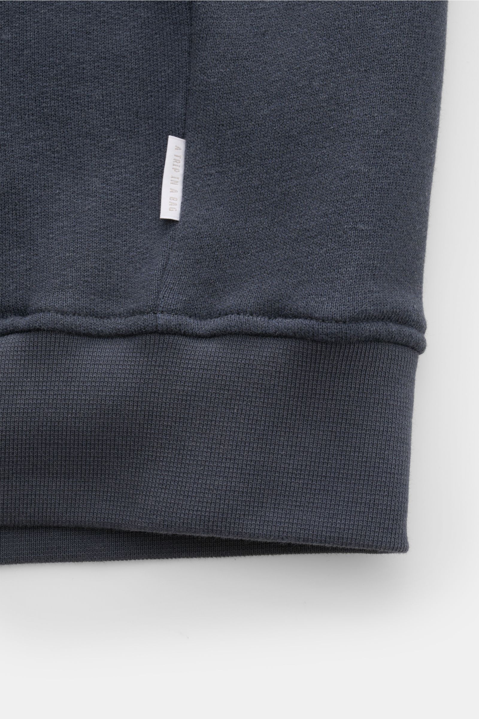 04651/ A trip in a bag Sweatjacke 'CL Bomber' navy, Detailaufnahme der Rippbündchen und Weblabel, aus Bio-Baumwolle und Leinen, garment-dyed, weicher Griff.