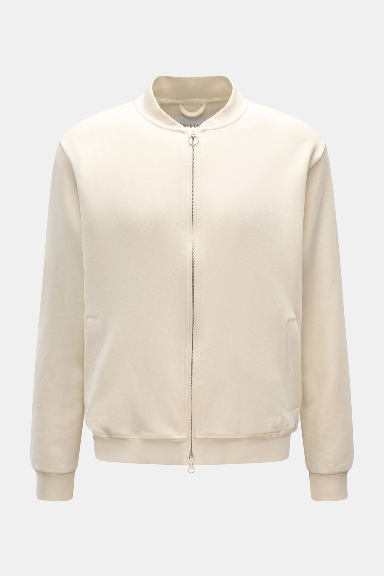 Frontansicht der cremefarbenen 04651/ A trip in a bag Sweatjacke 'CL Bomber' aus Bio-Baumwolle und Leinen mit oversized Fit, robustem Zwei-Wege-Reißverschluss, Blousonkragen und schrägen Leistentaschen.