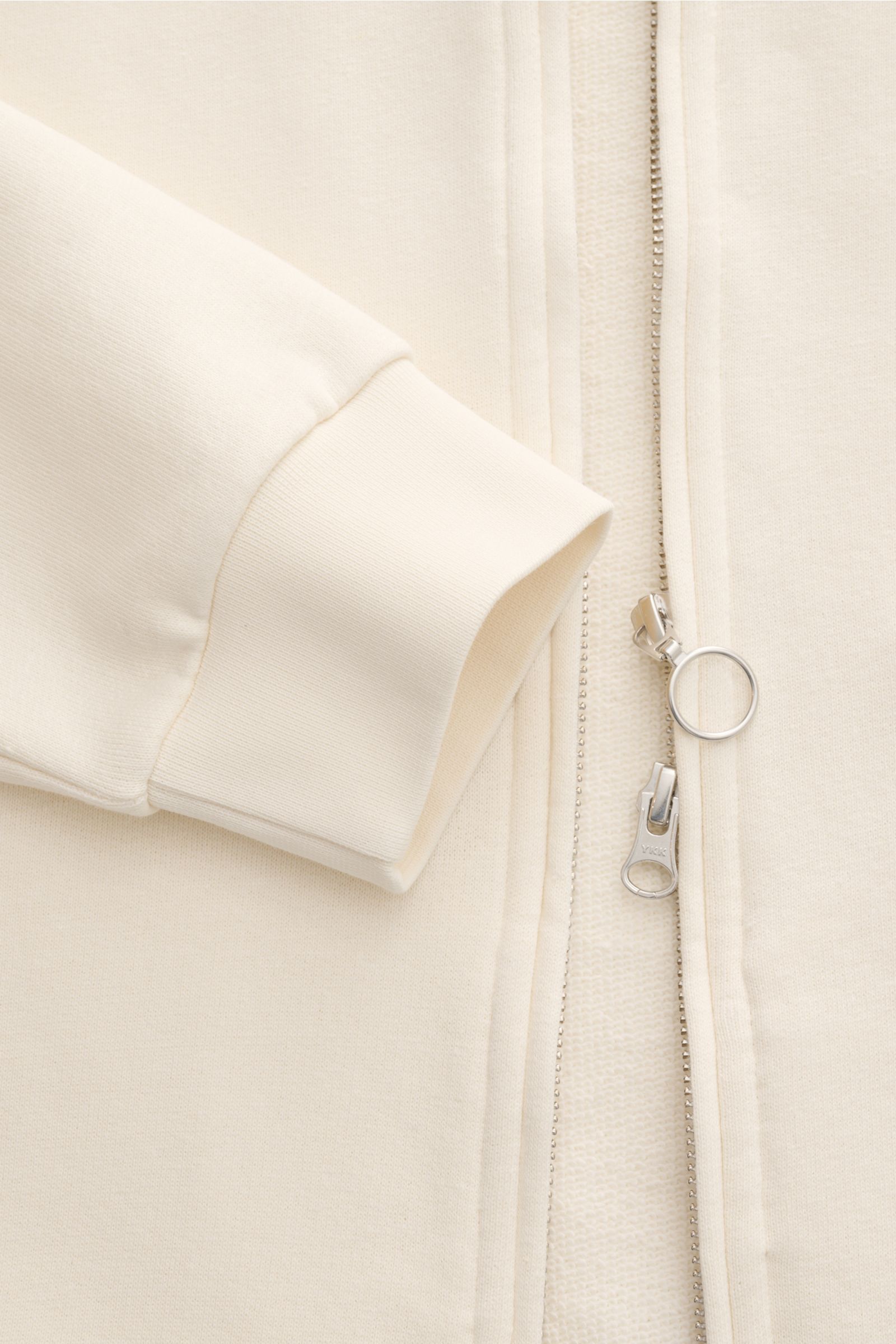 Detailaufnahme der cremefarbenen 04651/ A trip in a bag Sweatjacke 'CL Bomber' mit robustem Zwei-Wege-Reißverschluss und flexiblem Rippbündchen, gefertigt aus Bio-Baumwolle und Leinen im garment-dyed Oversized Fit, schräge Leistentaschen und typischer Blo