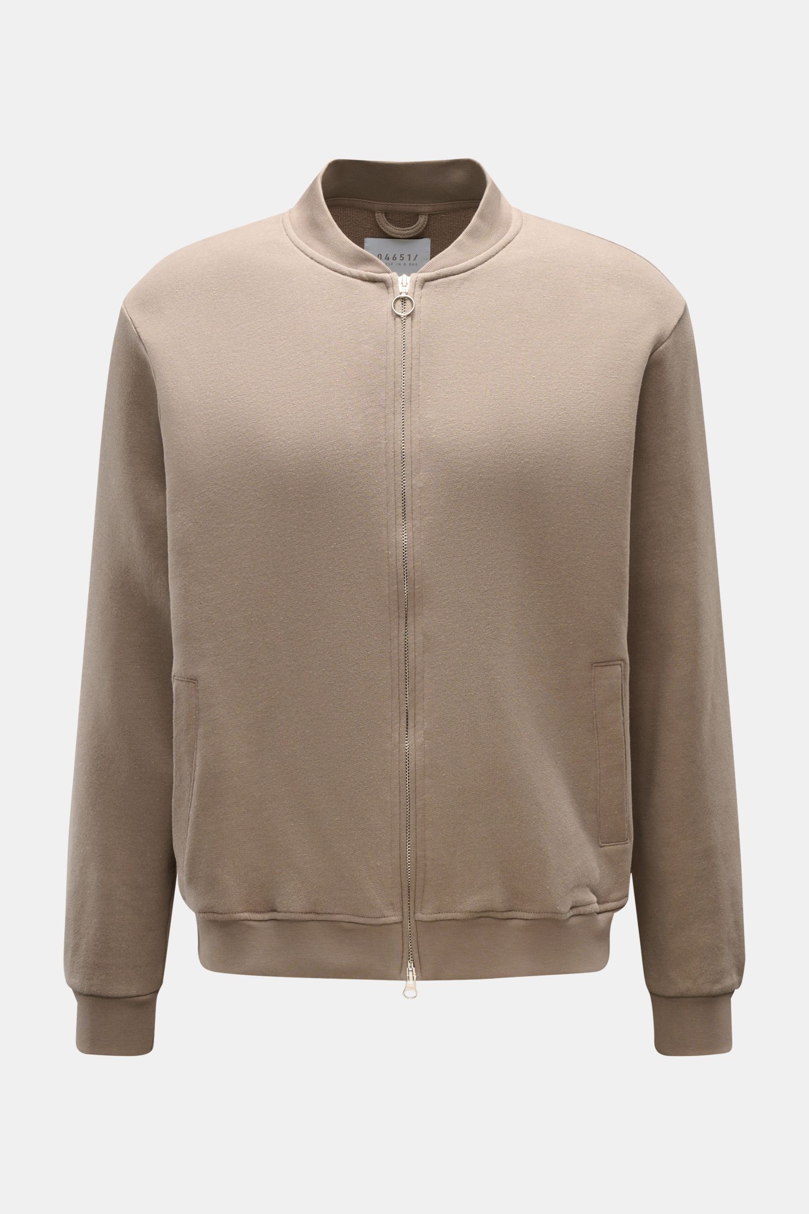 Frontansicht der 04651/ A trip in a bag Sweatjacke 'CL Bomber' taupe aus Bio-Baumwolle und Leinen mit oversized Fit, Reißverschluss und Taschen.