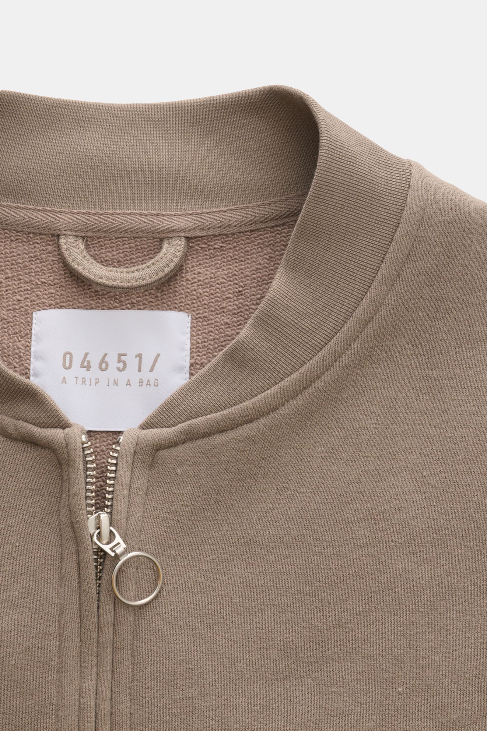 04651/ A trip in a bag Sweatjacke 'CL Bomber' taupe, Nahaufnahme von Kragen und robustem Zwei-Wege-Reißverschluss, Bio-Baumwolle-Leinen-Mix, garment-dyed, weicher Griff, Oversized Fit, Blousonkragen, flexible Rippbündchen.
