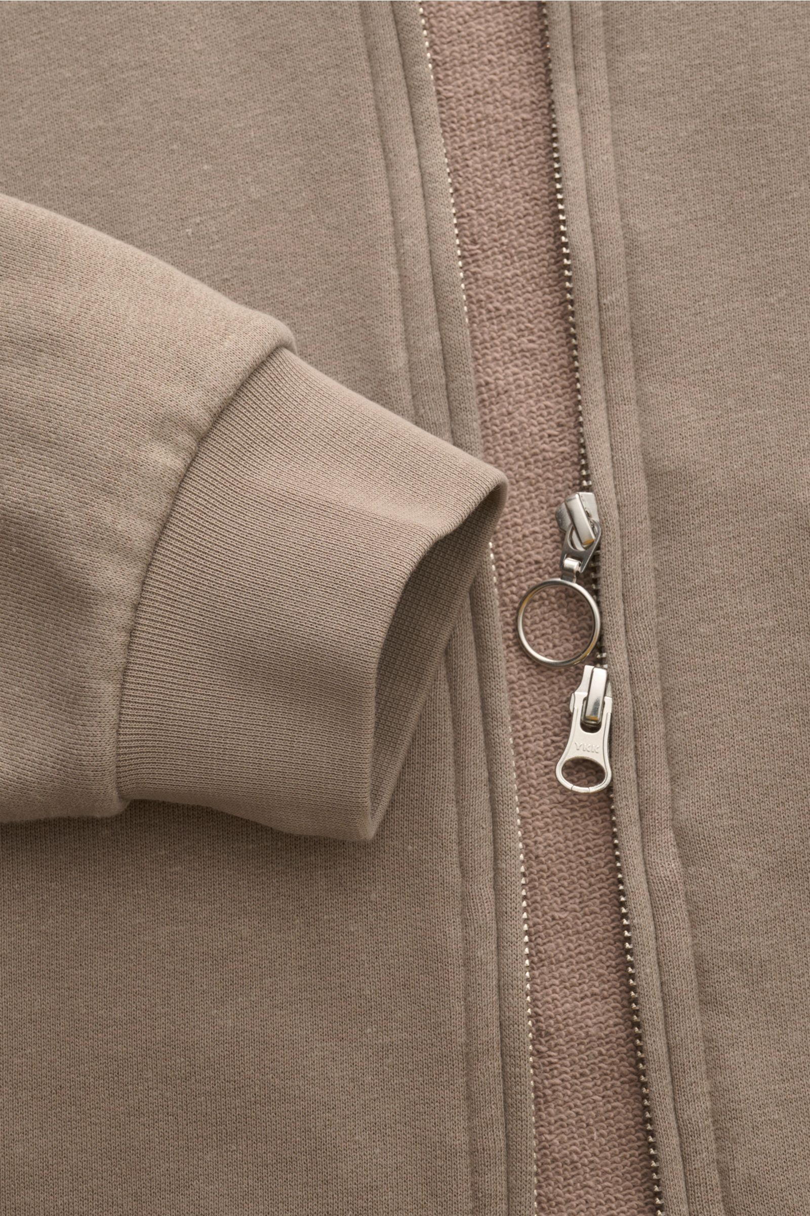 Nahaufnahme der taupefarbenen 04651/ A trip in a bag Sweatjacke 'CL Bomber' mit robustem Zwei-Wege-Reißverschluss, flexiblem Rippbündchen und weichem Bio-Baumwoll-Leinen-Mix.