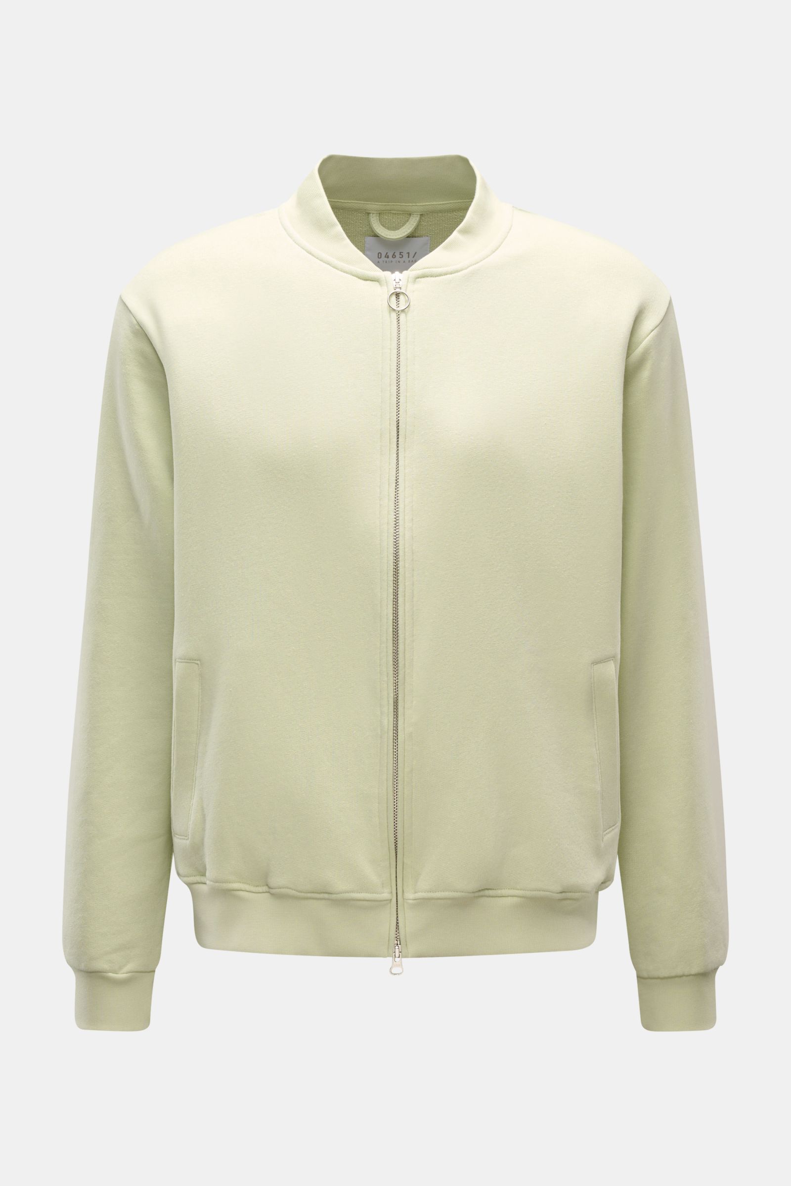 Frontale Aufnahme der pastellgrünen 04651/ A trip in a bag Sweatjacke 'CL Bomber' aus Bio-Baumwolle und Leinen mit robustem Zwei-Wege-Reißverschluss.