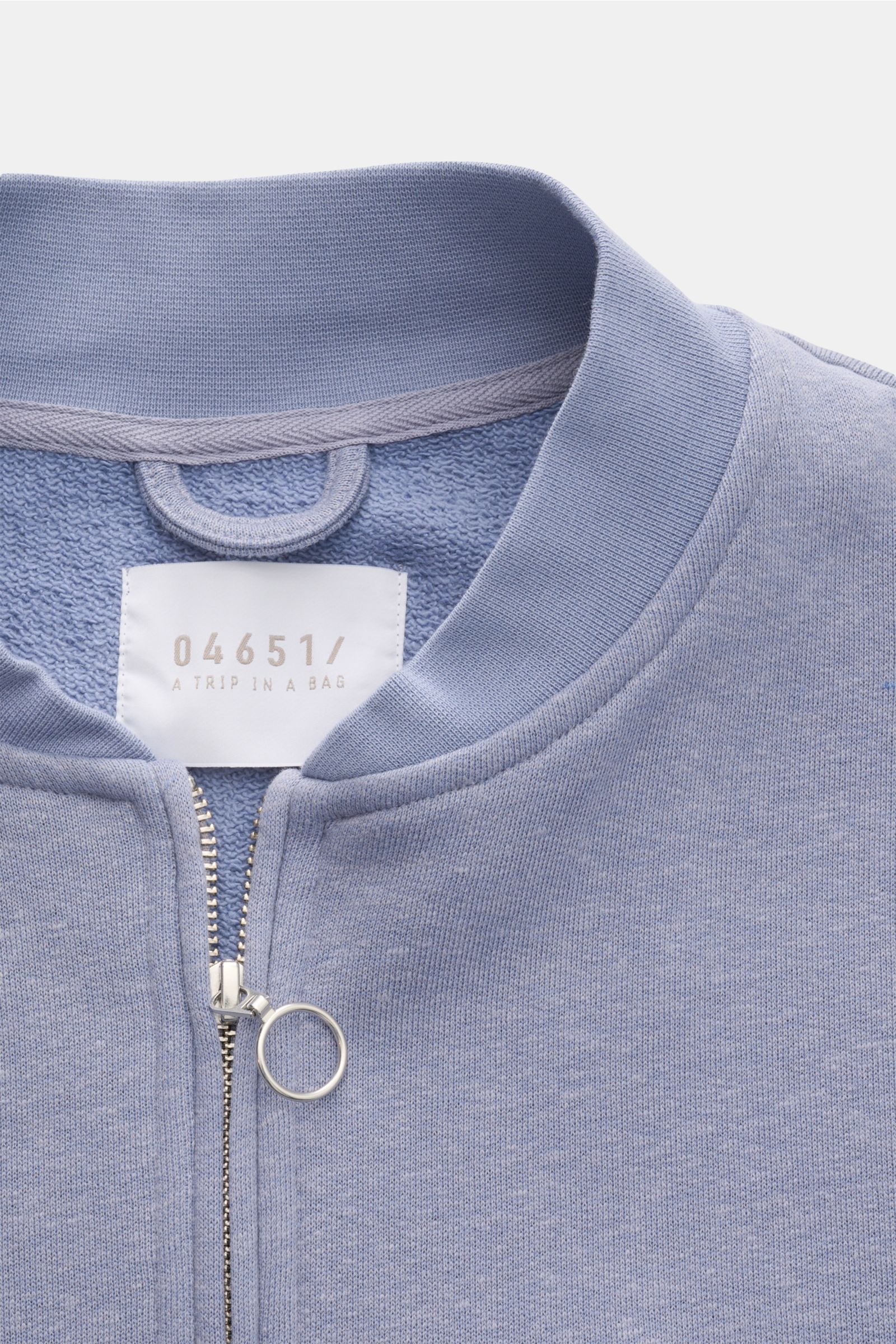 04651/ A trip in a bag Sweatjacke 'CL Bomber' lavender im Detail, close-up von oben, Bio-Baumwolle-Leinen-Mix, garment-dyed, robuster Reißverschluss.