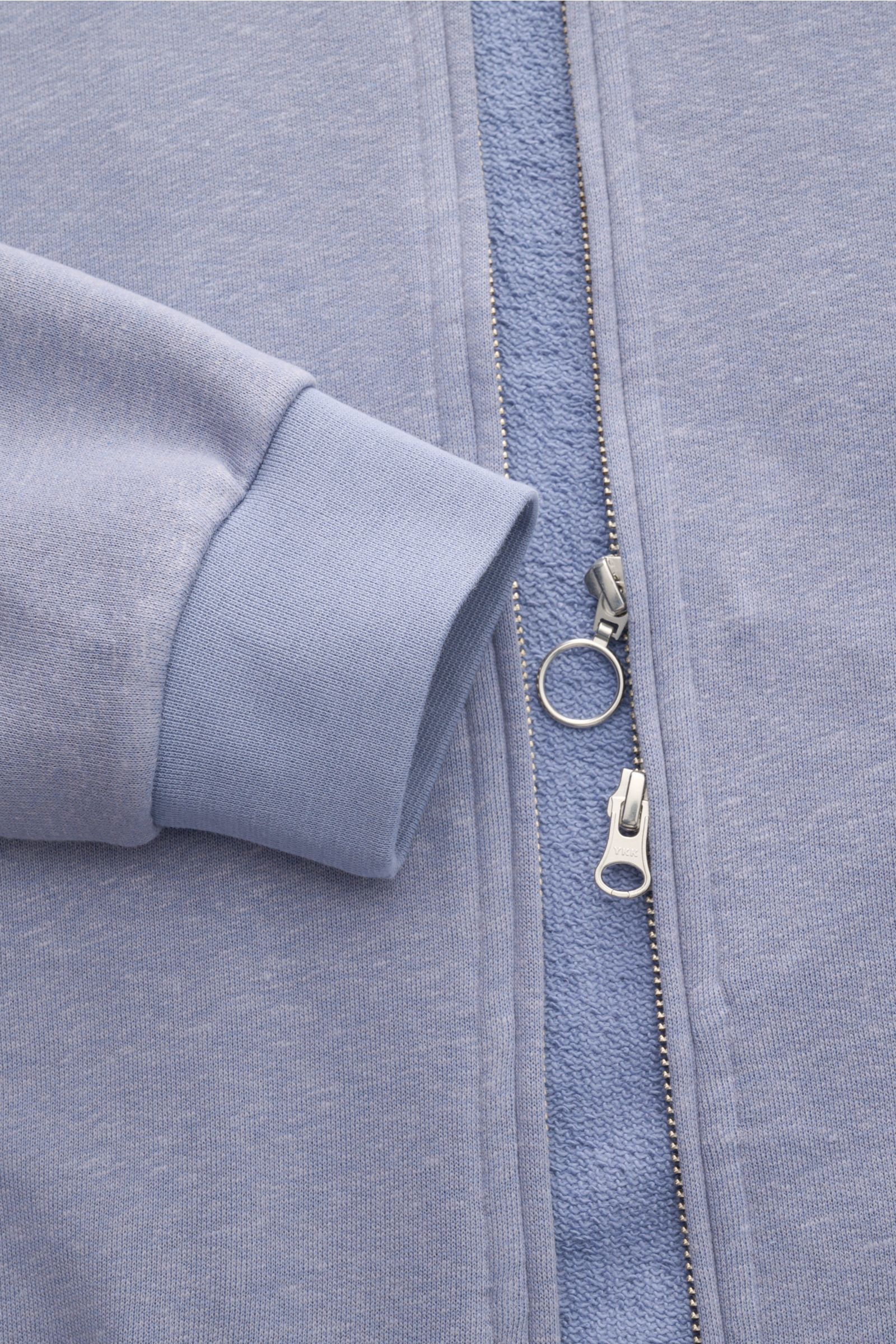 Nahaufnahme aus schräger Perspektive der lavenderfarbenen 04651/ A trip in a bag Sweatjacke 'CL Bomber' mit robustem Zwei-Wege-Reißverschluss, weichen Rippbündchen und garment-dyed Bio-Baumwolle-Leinen-Mix.