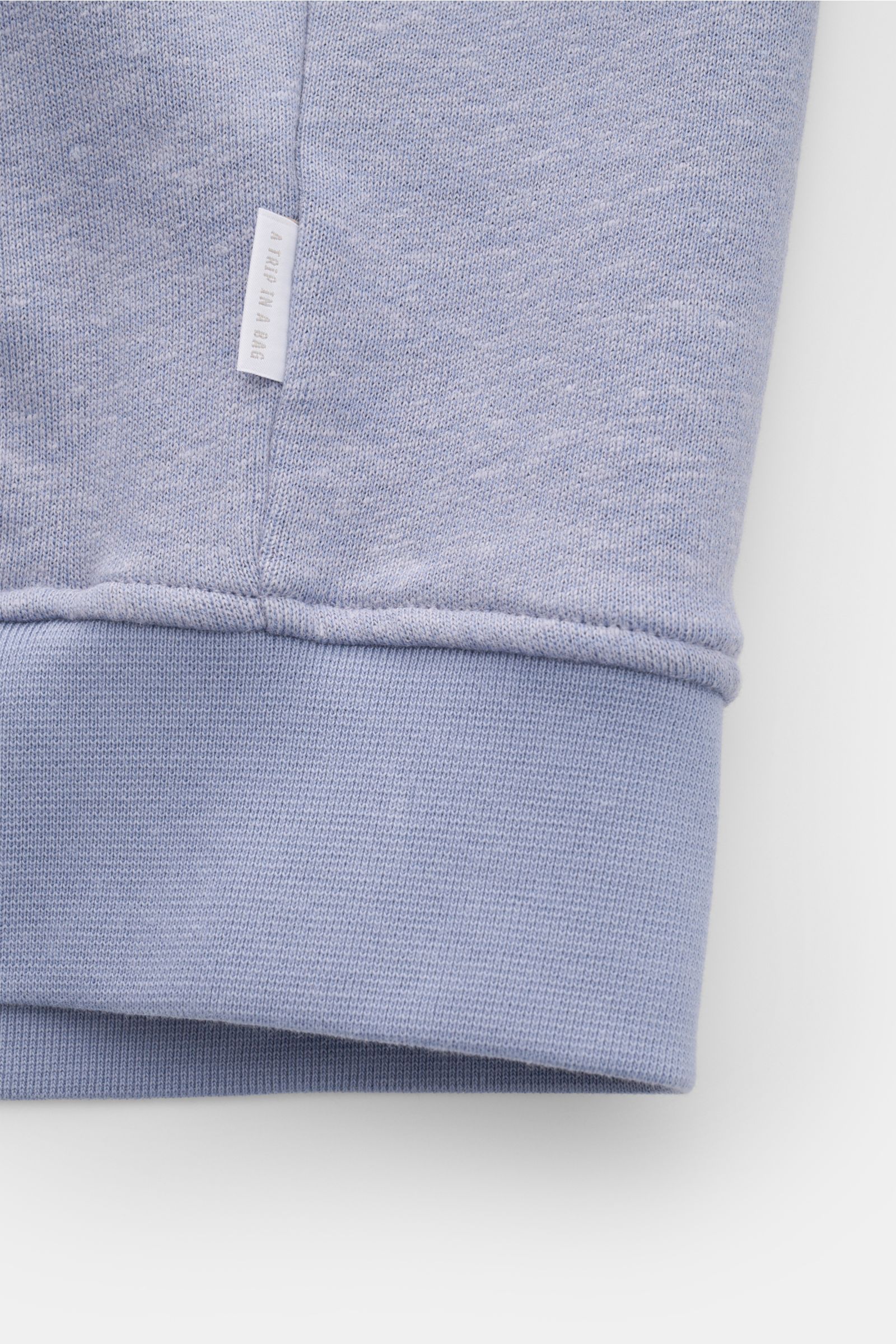 Nahaufnahme des Saums mit flexiblem Rippbündchen der 04651/ A trip in a bag Sweatjacke 'CL Bomber' lavender aus Bio-Baumwolle und Leinen.