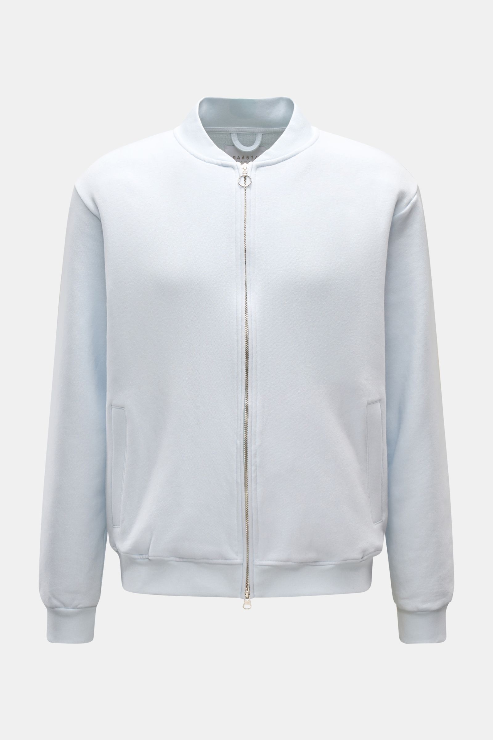 Frontansicht der pastellblauen 04651/ A trip in a bag Sweatjacke 'CL Bomber' aus Bio-Baumwolle und Leinen mit robustem Zwei-Wege-Reißverschluss, Blousonkragen, schrägen Leistentaschen, flexible Rippbündchen, oversized Fit und garment-dyed Finish für lässi