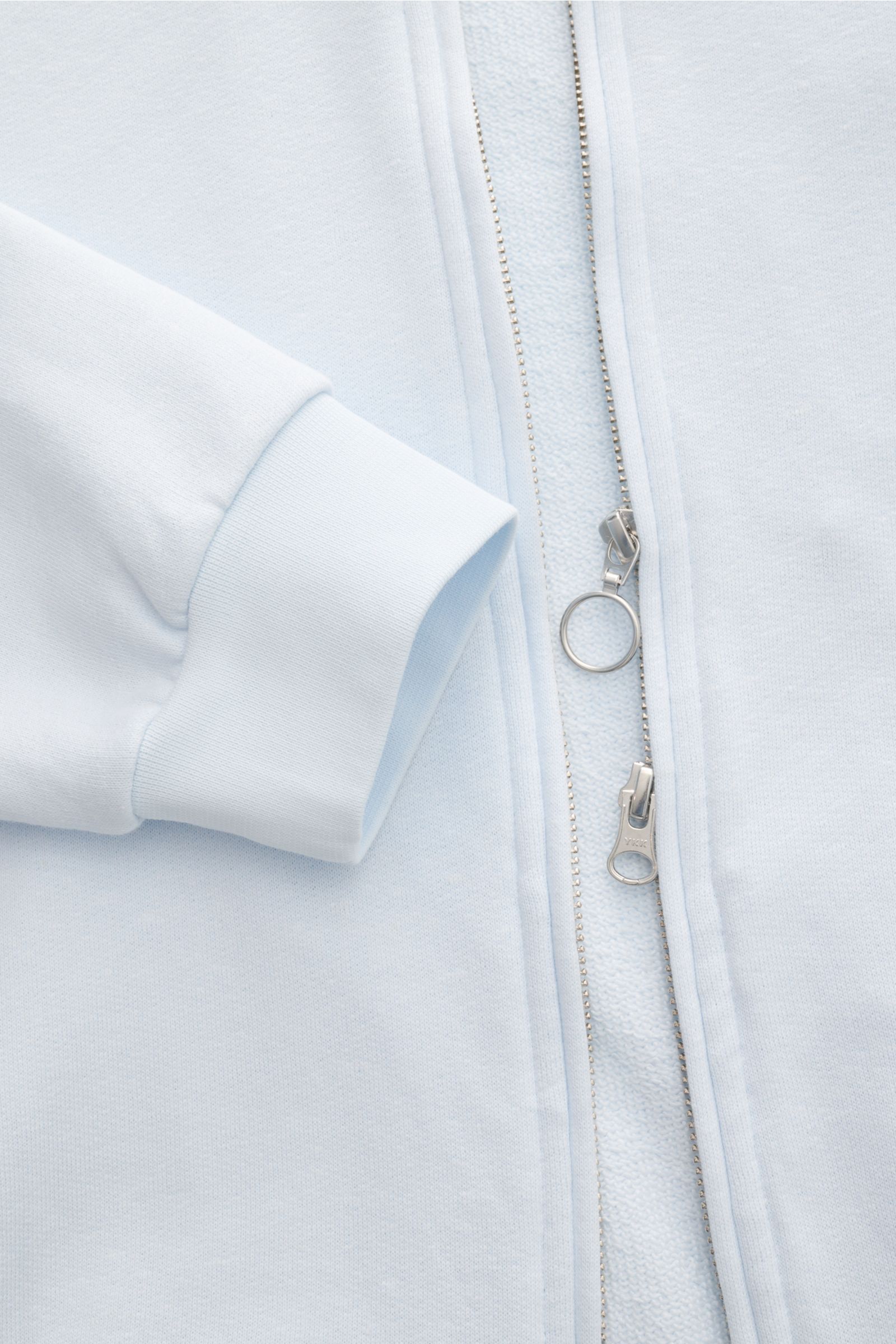 04651/ A trip in a bag Sweatjacke 'CL Bomber' pastellblau, Detailaufnahme Ärmel und robuster Zwei-Wege-Reißverschluss, Bio-Baumwolle und Leinenmix, garment-dyed, Oversized Fit, Blousonkragen, schräge Leistentaschen, weicher Griff, flexibler Rippbündchen, 