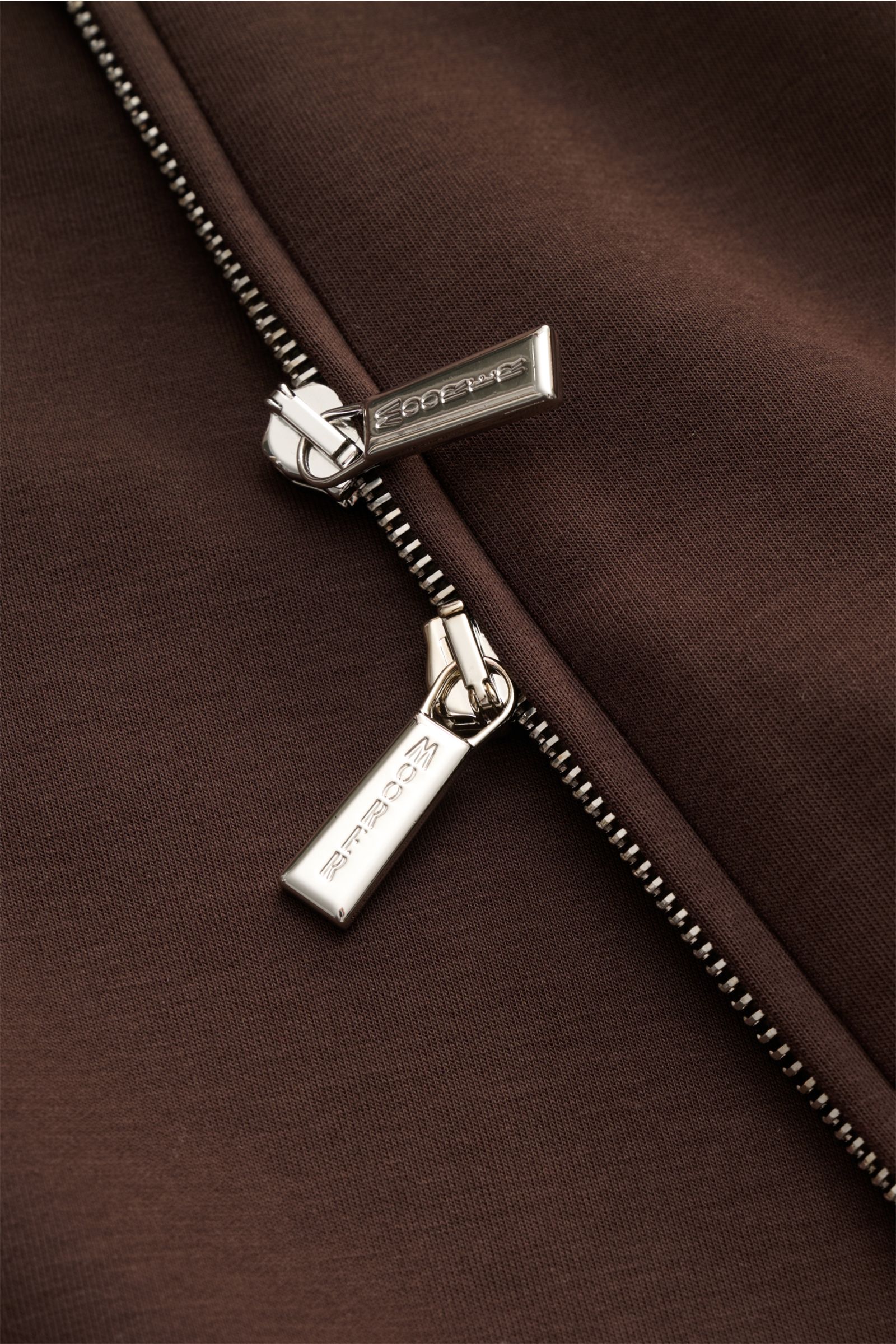 Close-up view of the two-way zipper on the dark brown Moorer Sweat jacket 'Matthew Felpa,' showcasing the soft double-sided knit fabric and metal zipper pulls. Sporty luxury: This sweat jacket by MOORER in a double-sided knit is exceptionally soft with ex