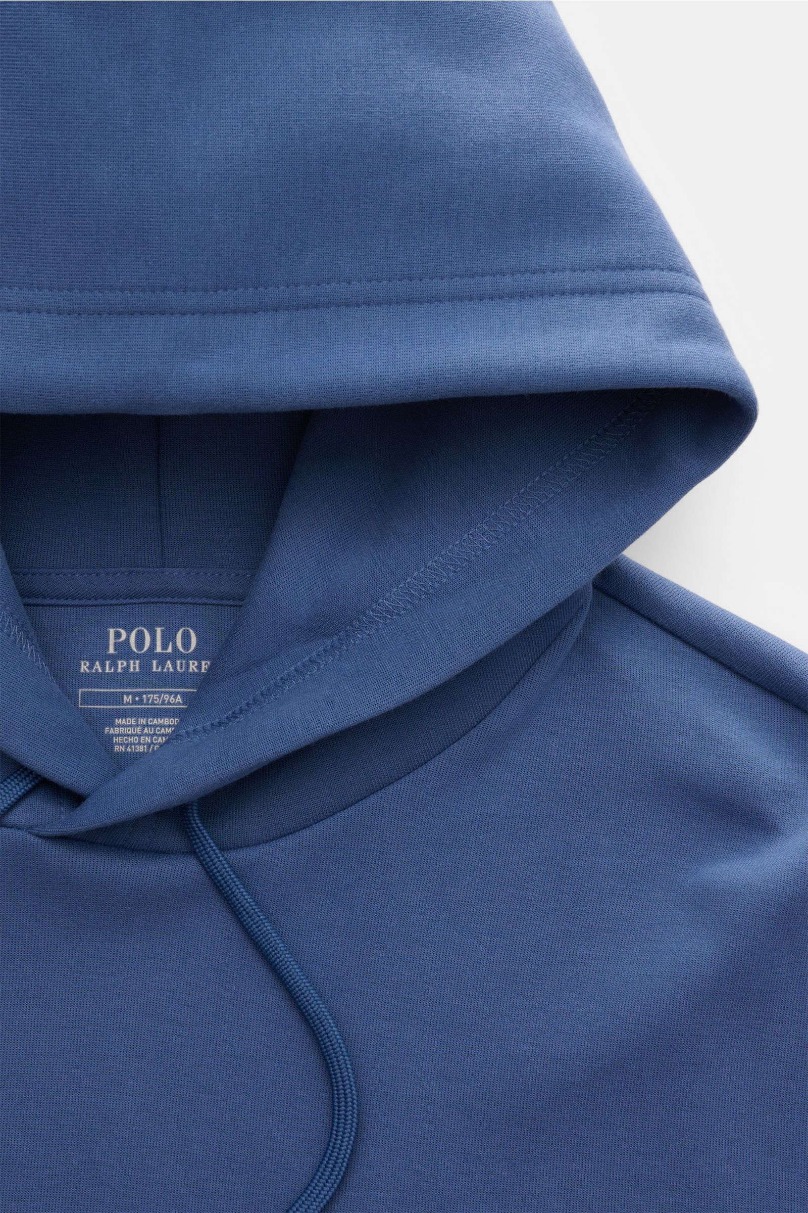Polo Ralph Lauren Kapuzenpullover graublau aus Baumwoll- und Microfaser-Jersey, weicher Griff, Regular Fit, Kapuze mit Tunnelzug, Kängurutasche, Logo-Stitching, breite Bündchen, Nahaufnahme von oben.